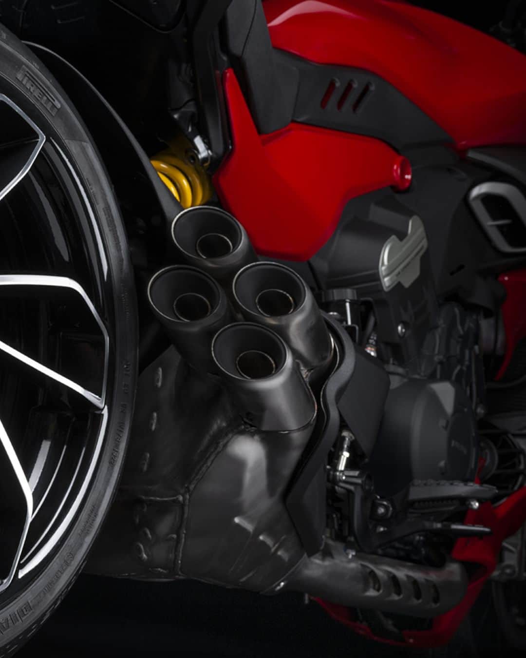 Ducati Japanさんのインスタグラム写真 - (Ducati JapanInstagram)「ディアベルV4が搭載するのは、1,158ccのV4グランツーリスモ・エンジンです。  ディアベルV4の全体のデザインはこのエンジンを中心に作り込まれています。4気筒エンジンであることをあらわす、4本出しのエグゾースト・パイプはその最たる例でしょう。  パワフル（168ps）で、あらゆる回転域で力強いトルク（最大トルク12.8kgm@7,500rpm）を発生するにも関わらず、非常に軽量かつコンパクト。パニガーレV4およびストリートファイターV4のデスモセディチ・ストラダーレから派生したこのエンジンは、低回転域におけるスムーズな作動を特徴とし、リニアなトルクで低速でも楽しく走行することができます。  #ドゥカティいいじゃん #ドゥカティ #Ducati #ディアベル #Diavel #DiavelV4 #DaretobeBold #クルーザーバイク #ネイキッド #V4グランツーリスモ」4月17日 12時00分 - ducatijapan