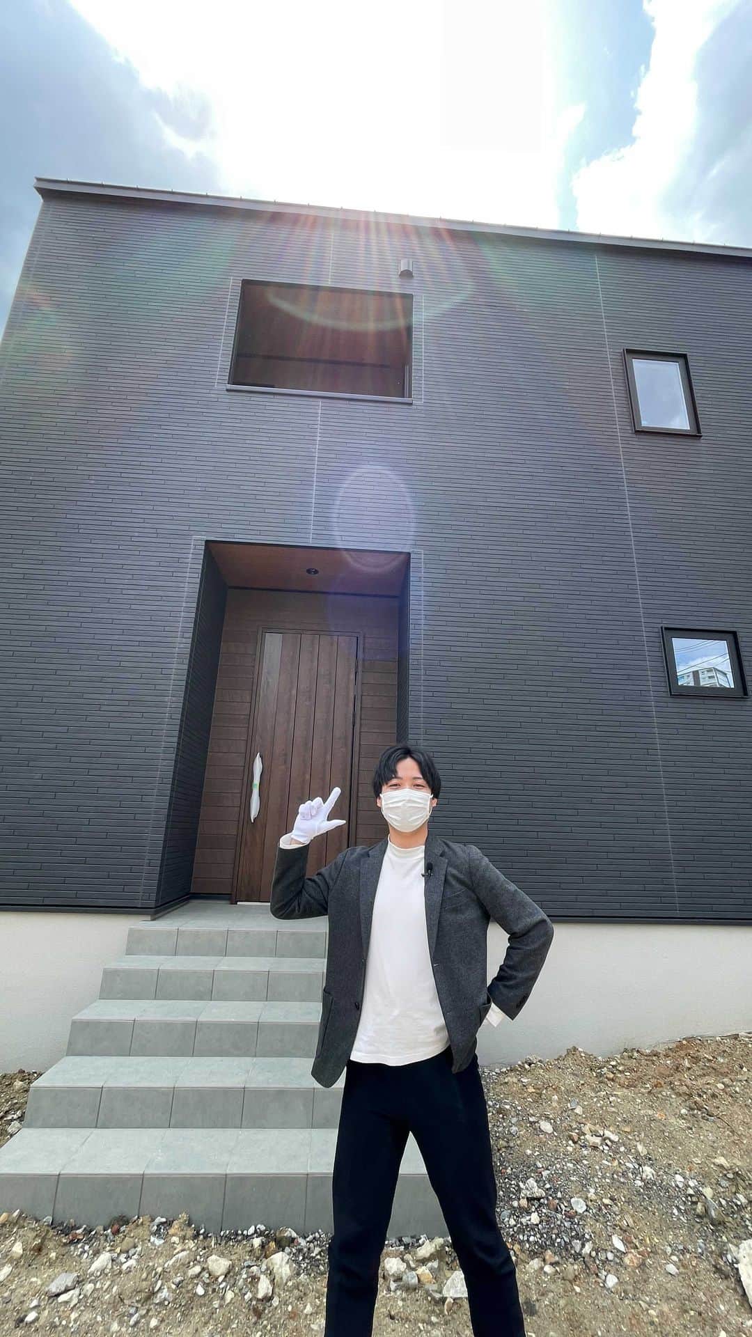 homelife 夢を叶える暮らし方のインスタグラム：「【西宮北口店】芦屋市　黒×木目のモダンハウス」