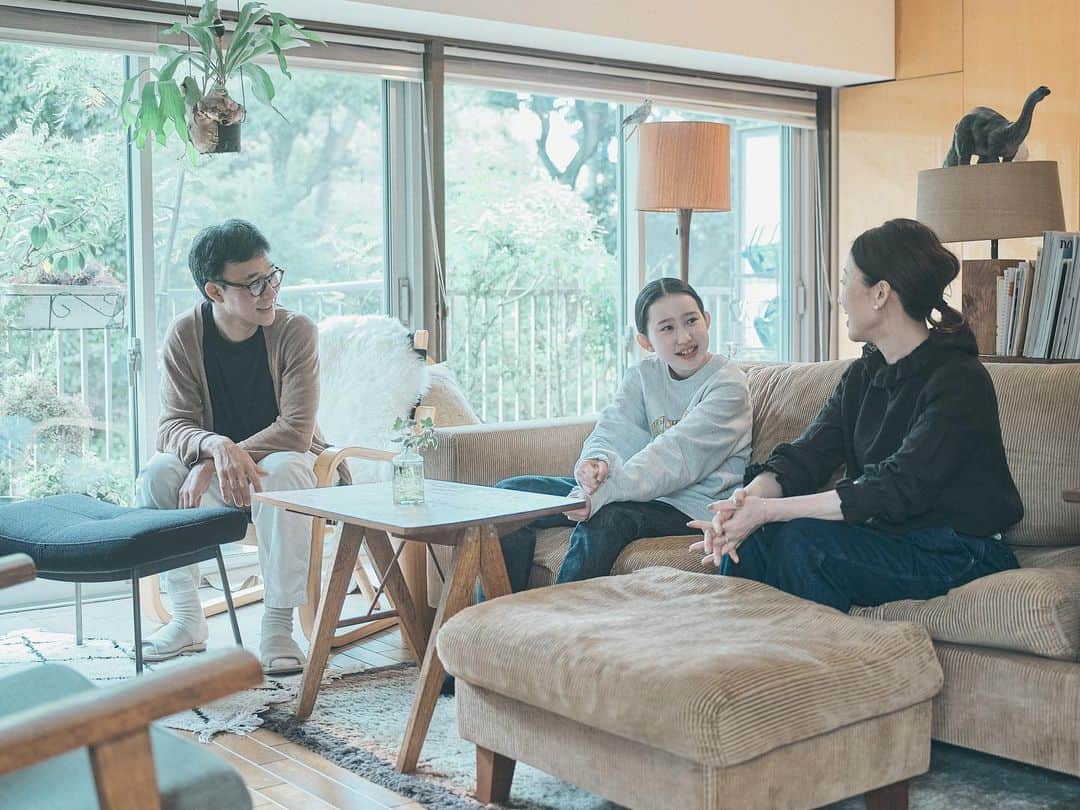 のインスタグラム：「「家電を作る人、使う人。2つの視点からTWINBIRDを紐解く。」  家電メーカー「ツインバード（TWINBIRD）」は家電メーカーであることにあきたらず、ひとびとの暮らしを豊かにする企業になるべく2021年にリブランディングをはかりました。  新たに「匠プレミアム」「感動シンプル」というふたつのラインをたずさえ、都会と田舎、日常と非日常、アナログとオートマ……、さまざまな二律を軽やかに飛び交う。  フイナムでは、その家電を「作る人」と「使う人」のそれぞれの視点から紐解きます。  つづきは @houyhnhnm_official のFEATUREより。」