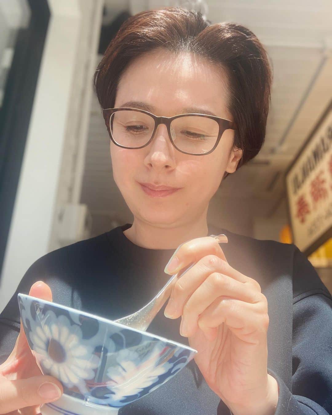 野村真季さんのインスタグラム写真 - (野村真季Instagram)「休日の月曜日。 . . 先週から再開した娘のお弁当作り。大したものは作っていないのに、朝の30分の作業が増えるだけで一日の疲れの溜まり方が加速する。特に長期休みの後が堪えるのだ。 土曜日の勤務後から日曜日の母業をこなし、そして今日は休日の月曜日。  お弁当を作り子どもたちを学校に送り出したものの、 体が重だるく活力がない、それなのに眠れない、朝からアイスを食べてしまう（これは危険信号）。  整えなくては…となんとなく検索を始め、直感の赴くままにキーワード入力。 ヒットしたのは、HPもない鍼灸院。地図に紐つくコメントは、数は多くないものの宣伝臭皆無の患者たちの喝采の声。 営業時間も値段も記載のない鍼灸院に電話をするのもちょっと勇気がいるが、自力で持ち直せない体に鍼を、そして小さな好奇心に押されて電話してみると、空いているという。  30分後に予約をお願いし、自転車を走らせ鍼灸院へ。昭和レトロと言えば聞こえはいいが、時が止まったかのような鍼灸院を入ると、マスクから長い髭がはみ出ている仙人のような70歳くらいと思しき先生だった。 主訴を伝えて横になると、ささっと触って「ここだね」と鍼をさす。「ああ、いるね、ここだよね、これやっちゃうからね」と私にというより奥のコリに声をかけ、ずぅんと響くその先の何かに鍼がタッチしたかと思うと、ふっと奥の塊が取れて力が抜ける。首の付け根から腰の辺りまで、およそ10本の鍼を同じように刺し、わずか10分で治療終了。  水が溜まってるような体の滞りが取れて荷物を下ろしたような感覚。お会計を済ませて自転車に乗ると漕ぐ足が軽くなっていて、 俄然「ちゃんとした食欲」（疲れたときにやりがちなパンやお菓子の暴食ではなく、栄養のある美味しいものが食べたい、という健全な食欲）が湧いてきた。  自転車に乗ってちょっと遠出し、行ってみたかった台湾料理屋さんで早めのランチ、ルーロー飯をキメた。 美味しい…！  体が整い、食欲と気力が戻ってくる、そんなことが幸せなんだよなぁ…としみじみ。  自分の体が戻ってきた感覚にホッとしつつ、うちのチビ助が帰ってくるまでの束の間、ゆっくりします。休日、これでよし。  #台湾料理」4月17日 12時09分 - masaki__nomura