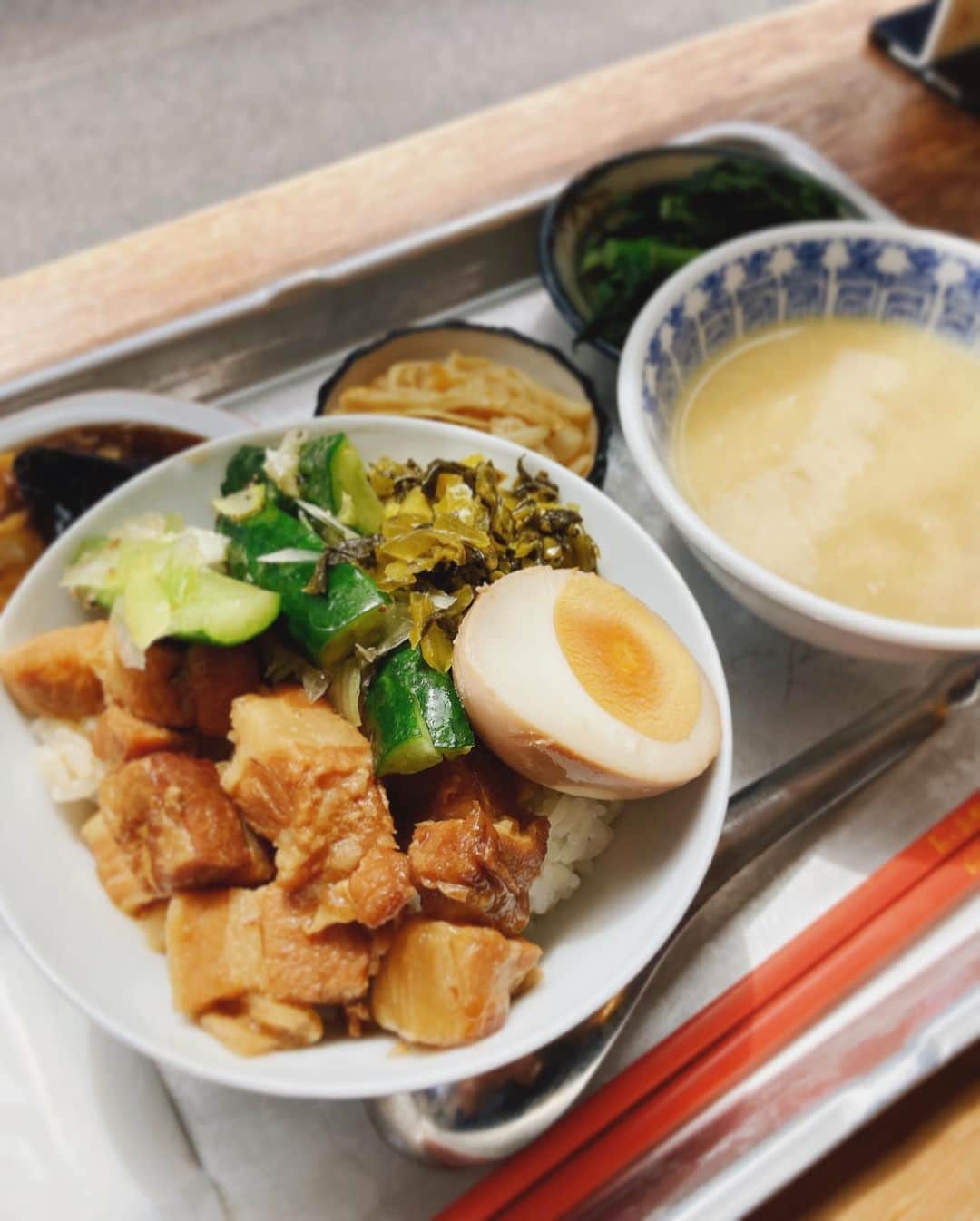 野村真季のインスタグラム：「休日の月曜日。 . . 先週から再開した娘のお弁当作り。大したものは作っていないのに、朝の30分の作業が増えるだけで一日の疲れの溜まり方が加速する。特に長期休みの後が堪えるのだ。 土曜日の勤務後から日曜日の母業をこなし、そして今日は休日の月曜日。  お弁当を作り子どもたちを学校に送り出したものの、 体が重だるく活力がない、それなのに眠れない、朝からアイスを食べてしまう（これは危険信号）。  整えなくては…となんとなく検索を始め、直感の赴くままにキーワード入力。 ヒットしたのは、HPもない鍼灸院。地図に紐つくコメントは、数は多くないものの宣伝臭皆無の患者たちの喝采の声。 営業時間も値段も記載のない鍼灸院に電話をするのもちょっと勇気がいるが、自力で持ち直せない体に鍼を、そして小さな好奇心に押されて電話してみると、空いているという。  30分後に予約をお願いし、自転車を走らせ鍼灸院へ。昭和レトロと言えば聞こえはいいが、時が止まったかのような鍼灸院を入ると、マスクから長い髭がはみ出ている仙人のような70歳くらいと思しき先生だった。 主訴を伝えて横になると、ささっと触って「ここだね」と鍼をさす。「ああ、いるね、ここだよね、これやっちゃうからね」と私にというより奥のコリに声をかけ、ずぅんと響くその先の何かに鍼がタッチしたかと思うと、ふっと奥の塊が取れて力が抜ける。首の付け根から腰の辺りまで、およそ10本の鍼を同じように刺し、わずか10分で治療終了。  水が溜まってるような体の滞りが取れて荷物を下ろしたような感覚。お会計を済ませて自転車に乗ると漕ぐ足が軽くなっていて、 俄然「ちゃんとした食欲」（疲れたときにやりがちなパンやお菓子の暴食ではなく、栄養のある美味しいものが食べたい、という健全な食欲）が湧いてきた。  自転車に乗ってちょっと遠出し、行ってみたかった台湾料理屋さんで早めのランチ、ルーロー飯をキメた。 美味しい…！  体が整い、食欲と気力が戻ってくる、そんなことが幸せなんだよなぁ…としみじみ。  自分の体が戻ってきた感覚にホッとしつつ、うちのチビ助が帰ってくるまでの束の間、ゆっくりします。休日、これでよし。  #台湾料理」