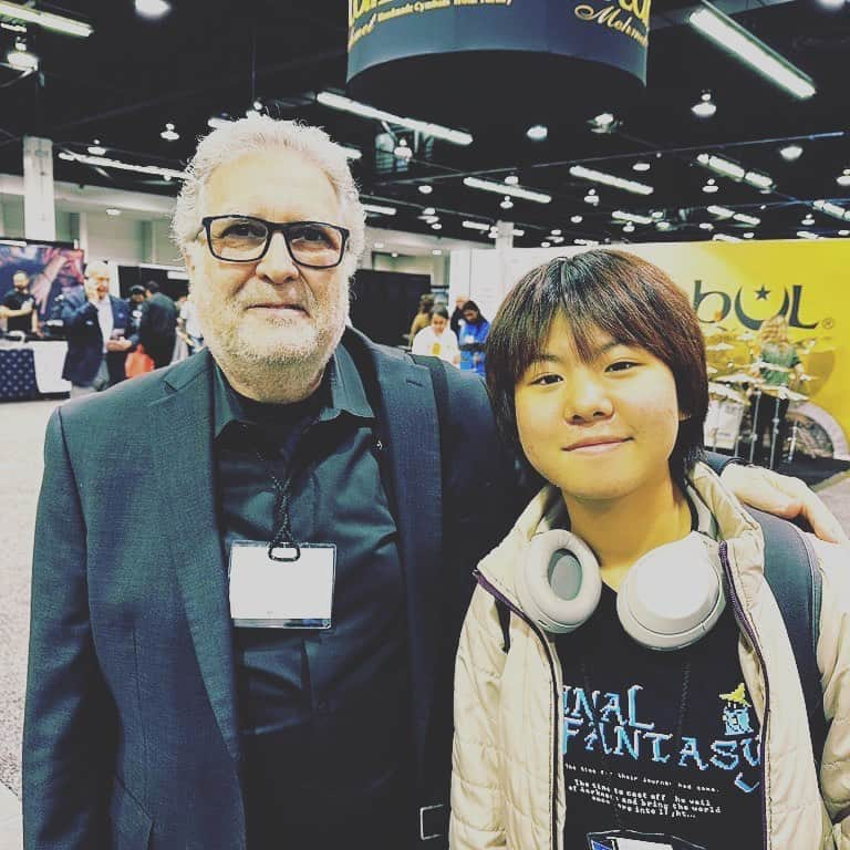 かねあいよよかのインスタグラム：「It has been a long time since I met David, the organizer of @hitlikeagirlcontest a contest for female drummers from around the world, which I participated in when I was 8 years old. He has been my benefactor since I first came to the US. I will always be grateful to him.  @hitlikeagirl_japan   #hitlikeagirl #hlag  #namm #namm2023 #nammshow」