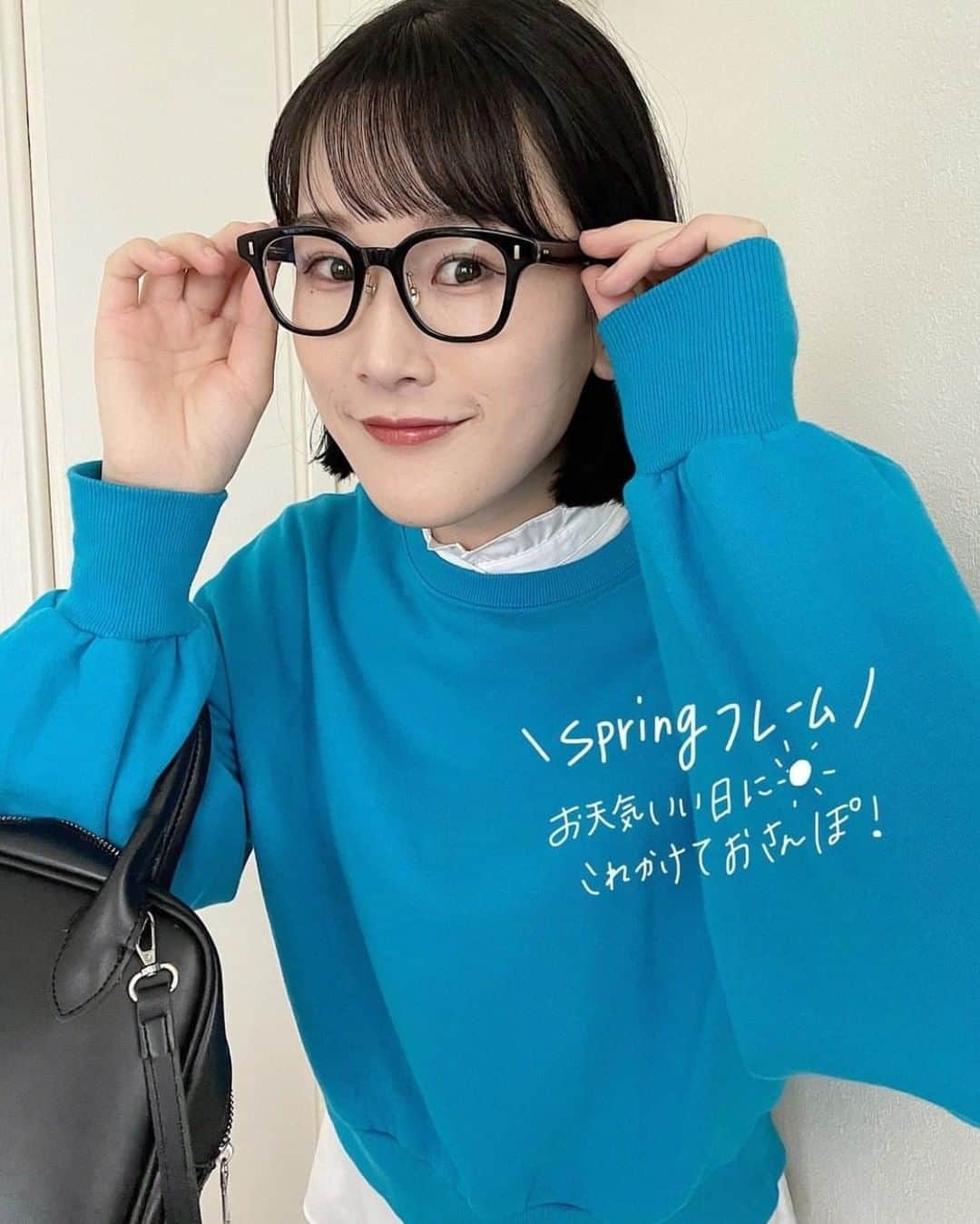 Zoff Officialのインスタグラム：「【Zoff STAFF COLLECTION】 ZoffCLASSICシリーズを使用したZoffスタッフのメガネコーデをご紹介！  ■メイソン　Zoff 店舗スタッフ　＠m___gne___   👓ZN231004_14E1　￥8,800   ■sara　Zoff店舗スタッフ 👓ZO231002_18A1　￥11,100  ■かわもと(ひじき)　Zoff ルミネ町田店スタッフ　＠Zoffeyewear_hijiki 👓ZF231006_14E1　￥11,100 (カラーレンズ：パルマ使用)  ※すべて税込み・セットレンズ込みの金額  #zoff #ゾフ #黒縁メガネ #伊達メガネ #ウェリントン #ボストン #zoffスタッフポスト」