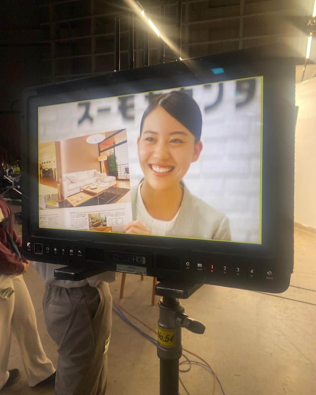 金井美樹 のインスタグラム：「SUUMOカウンターさんのCMに出演しています。 見かけたら教えてね💚 ⁡ 撮影の日はワールドカップ日本対スペイン戦. みんなで試合を観てから1日が始まり温かい現場はまさにブラボー！！で忘れられない日になりました. ありがとうございました🙏」