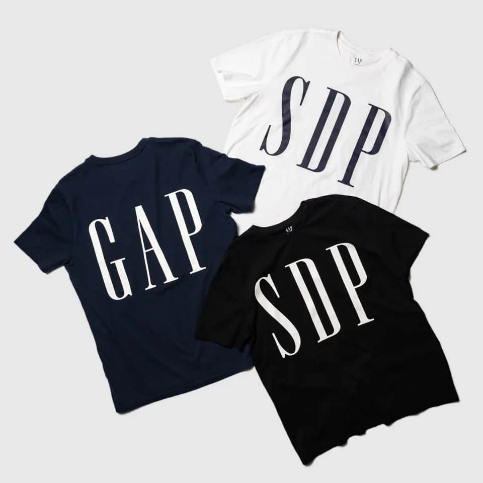 スチャダラパーさんのインスタグラム写真 - (スチャダラパーInstagram)「SDP×GAPロゴデザインのフーディー、Tシャツ、ロングスリーブの3型を4月22日(土)～5月7日(日)の期間中、GAP新宿フラッグスポップアップストアで販売します！  2023年4月16日(日)に開催された『祝・日比谷野音100周年スチャダラ2090』の会場で、販売されたSDP×GAPのコラボレーションアイテムを、  4月22日(土)～5月7日(日)の間、期間限定としてオープンする「GAP新宿フラッグス ポップアップストア」で  ラインナップを拡大して販売します！  ポップアップストアでは、フロントにSDP、バックプリントにはGAPロゴが施されたデザインで、 スウェットフーディー、Tシャツ、ロングスリーブTシャツの3型が登場。 価格帯は3,490円～7,990円で、カラーバリエーションも豊富にラインナップします。  ポップアップストア期間中、隣接する新宿フラッグス店では、世界にたった1つの「Gap cafe」でSDPの公式ロゴデザインの入ったラテアートをお楽しみいただける他、コラボデザインに使用されているSDPとGAPロゴの刺繍を入れられるカスタマイズサービスもご用意。 GapのポケットTシャツやポロシャツ、バケットハットなどご購入していただいた商品にSDPロゴを刺繍し、自分だけのオリジナルコラボアイテムを制作することができます。  スチャダラパーとのコラボレーションは、2023年4日17日(火)以降、Gap公式ソーシャルアカウント、 デジタルメディアで、随時ヴィジュアルが公開されます。@gap_jp @gapkids_jpをフォローし、ぜひご覧ください。  Tシャツ：¥3,490（税込み） カラー：ホワイト、ネイビー、ブラック サイズ：S/M/L/XL  ロングスリーブTシャツ：¥3,990（税込み） カラー：ホワイト、ネイビー、ブラック サイズ：S/M/L/XL  フーディー：¥7,990（税込み） カラー：ホワイト、ネイビー、ブラック、ピンク、ブルー、ミント サイズ：M/L/XL  【SDP×GAP限定コラボレーションアイテムについて】 沢山のお問い合わせをいただきありがとうございます。 より多くのお客様へ商品をご提供させていただくために、 こちらのアイテムに関して購入数制限を設けることに致しました。 本コラボレーションアイテムは［お一人様5点まで］とさせていただきます。  <SDP×GAP刺繍カスタマイズ>  ポップアップストア期間中、Gap新宿フラッグス店内のカスタマイズステーションにて、SDP×GAPコラボレーション限定デザインの刺繍を1箇所500円でご購入いただいた商品に入れられます。 刺繍デザインは3種類からお選びいただけます。 ＊SDP刺繍サービスは、ポップアップの期間中のみとなります。 ＊対象商品ご購入後、レシートご持参のうえ1Fカスタマイズステーションへお越しください。（一部対象外商品あり） ＊所要時間は15分～30分程度、混雑状況により変動があります。  <Gap Cafe SDPラテアート> Gap新宿フラッグス店内のGap Cafeにて、ホット/アイスラテ(450円)ご注文でラテアートを無料でお楽しみいただけます。 GAPロゴの他に、ポップアップストア期間中限定でSDPオリジナルロゴの入ったオリジナルラテアートをお楽しみ頂けます。  GAP新宿フラッグス ポップアップストア 開催期間：4月22日(土)～5月7日(日) 場所：新宿フラッグス 1F 正面入り口 〒160-0022 東京都新宿区新宿3-37-1新宿フラッグス 電話番号：03-5360-7800 営業時間：11:00 - 22:00 ＊当日朝9時以前のお並びはご遠慮ください。 ＊電話でのお取り置きは出来かねます。 ＊不良品以外の返品交換は出来かねます。 ＊混雑時は入場制限をさせて頂く場合がございます。」4月17日 12時19分 - sdp1990_official