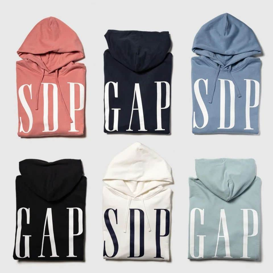 スチャダラパーさんのインスタグラム写真 - (スチャダラパーInstagram)「SDP×GAPロゴデザインのフーディー、Tシャツ、ロングスリーブの3型を4月22日(土)～5月7日(日)の期間中、GAP新宿フラッグスポップアップストアで販売します！  2023年4月16日(日)に開催された『祝・日比谷野音100周年スチャダラ2090』の会場で、販売されたSDP×GAPのコラボレーションアイテムを、  4月22日(土)～5月7日(日)の間、期間限定としてオープンする「GAP新宿フラッグス ポップアップストア」で  ラインナップを拡大して販売します！  ポップアップストアでは、フロントにSDP、バックプリントにはGAPロゴが施されたデザインで、 スウェットフーディー、Tシャツ、ロングスリーブTシャツの3型が登場。 価格帯は3,490円～7,990円で、カラーバリエーションも豊富にラインナップします。  ポップアップストア期間中、隣接する新宿フラッグス店では、世界にたった1つの「Gap cafe」でSDPの公式ロゴデザインの入ったラテアートをお楽しみいただける他、コラボデザインに使用されているSDPとGAPロゴの刺繍を入れられるカスタマイズサービスもご用意。 GapのポケットTシャツやポロシャツ、バケットハットなどご購入していただいた商品にSDPロゴを刺繍し、自分だけのオリジナルコラボアイテムを制作することができます。  スチャダラパーとのコラボレーションは、2023年4日17日(火)以降、Gap公式ソーシャルアカウント、 デジタルメディアで、随時ヴィジュアルが公開されます。@gap_jp @gapkids_jpをフォローし、ぜひご覧ください。  Tシャツ：¥3,490（税込み） カラー：ホワイト、ネイビー、ブラック サイズ：S/M/L/XL  ロングスリーブTシャツ：¥3,990（税込み） カラー：ホワイト、ネイビー、ブラック サイズ：S/M/L/XL  フーディー：¥7,990（税込み） カラー：ホワイト、ネイビー、ブラック、ピンク、ブルー、ミント サイズ：M/L/XL  【SDP×GAP限定コラボレーションアイテムについて】 沢山のお問い合わせをいただきありがとうございます。 より多くのお客様へ商品をご提供させていただくために、 こちらのアイテムに関して購入数制限を設けることに致しました。 本コラボレーションアイテムは［お一人様5点まで］とさせていただきます。  <SDP×GAP刺繍カスタマイズ>  ポップアップストア期間中、Gap新宿フラッグス店内のカスタマイズステーションにて、SDP×GAPコラボレーション限定デザインの刺繍を1箇所500円でご購入いただいた商品に入れられます。 刺繍デザインは3種類からお選びいただけます。 ＊SDP刺繍サービスは、ポップアップの期間中のみとなります。 ＊対象商品ご購入後、レシートご持参のうえ1Fカスタマイズステーションへお越しください。（一部対象外商品あり） ＊所要時間は15分～30分程度、混雑状況により変動があります。  <Gap Cafe SDPラテアート> Gap新宿フラッグス店内のGap Cafeにて、ホット/アイスラテ(450円)ご注文でラテアートを無料でお楽しみいただけます。 GAPロゴの他に、ポップアップストア期間中限定でSDPオリジナルロゴの入ったオリジナルラテアートをお楽しみ頂けます。  GAP新宿フラッグス ポップアップストア 開催期間：4月22日(土)～5月7日(日) 場所：新宿フラッグス 1F 正面入り口 〒160-0022 東京都新宿区新宿3-37-1新宿フラッグス 電話番号：03-5360-7800 営業時間：11:00 - 22:00 ＊当日朝9時以前のお並びはご遠慮ください。 ＊電話でのお取り置きは出来かねます。 ＊不良品以外の返品交換は出来かねます。 ＊混雑時は入場制限をさせて頂く場合がございます。」4月17日 12時19分 - sdp1990_official