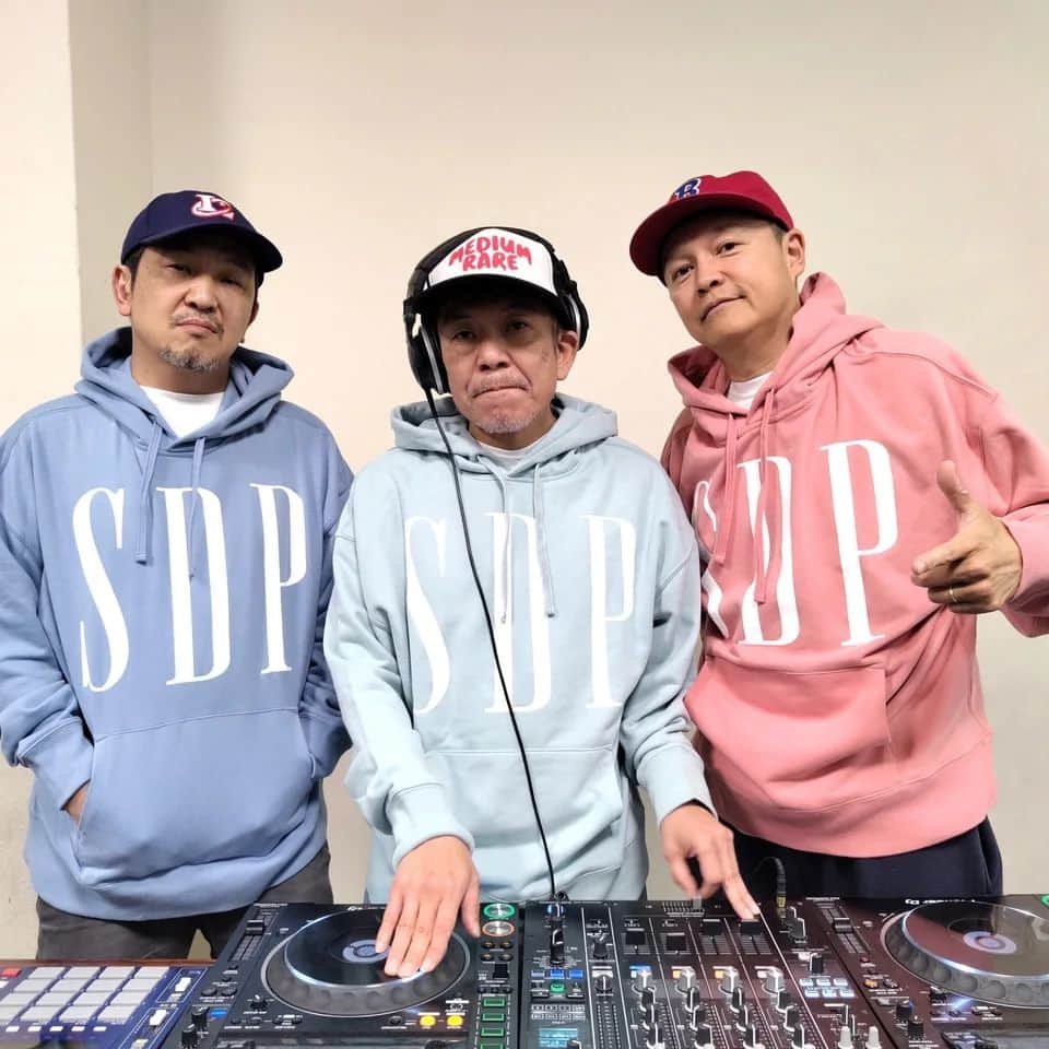 スチャダラパーさんのインスタグラム写真 - (スチャダラパーInstagram)「SDP×GAPロゴデザインのフーディー、Tシャツ、ロングスリーブの3型を4月22日(土)～5月7日(日)の期間中、GAP新宿フラッグスポップアップストアで販売します！  2023年4月16日(日)に開催された『祝・日比谷野音100周年スチャダラ2090』の会場で、販売されたSDP×GAPのコラボレーションアイテムを、  4月22日(土)～5月7日(日)の間、期間限定としてオープンする「GAP新宿フラッグス ポップアップストア」で  ラインナップを拡大して販売します！  ポップアップストアでは、フロントにSDP、バックプリントにはGAPロゴが施されたデザインで、 スウェットフーディー、Tシャツ、ロングスリーブTシャツの3型が登場。 価格帯は3,490円～7,990円で、カラーバリエーションも豊富にラインナップします。  ポップアップストア期間中、隣接する新宿フラッグス店では、世界にたった1つの「Gap cafe」でSDPの公式ロゴデザインの入ったラテアートをお楽しみいただける他、コラボデザインに使用されているSDPとGAPロゴの刺繍を入れられるカスタマイズサービスもご用意。 GapのポケットTシャツやポロシャツ、バケットハットなどご購入していただいた商品にSDPロゴを刺繍し、自分だけのオリジナルコラボアイテムを制作することができます。  スチャダラパーとのコラボレーションは、2023年4日17日(火)以降、Gap公式ソーシャルアカウント、 デジタルメディアで、随時ヴィジュアルが公開されます。@gap_jp @gapkids_jpをフォローし、ぜひご覧ください。  Tシャツ：¥3,490（税込み） カラー：ホワイト、ネイビー、ブラック サイズ：S/M/L/XL  ロングスリーブTシャツ：¥3,990（税込み） カラー：ホワイト、ネイビー、ブラック サイズ：S/M/L/XL  フーディー：¥7,990（税込み） カラー：ホワイト、ネイビー、ブラック、ピンク、ブルー、ミント サイズ：M/L/XL  【SDP×GAP限定コラボレーションアイテムについて】 沢山のお問い合わせをいただきありがとうございます。 より多くのお客様へ商品をご提供させていただくために、 こちらのアイテムに関して購入数制限を設けることに致しました。 本コラボレーションアイテムは［お一人様5点まで］とさせていただきます。  <SDP×GAP刺繍カスタマイズ>  ポップアップストア期間中、Gap新宿フラッグス店内のカスタマイズステーションにて、SDP×GAPコラボレーション限定デザインの刺繍を1箇所500円でご購入いただいた商品に入れられます。 刺繍デザインは3種類からお選びいただけます。 ＊SDP刺繍サービスは、ポップアップの期間中のみとなります。 ＊対象商品ご購入後、レシートご持参のうえ1Fカスタマイズステーションへお越しください。（一部対象外商品あり） ＊所要時間は15分～30分程度、混雑状況により変動があります。  <Gap Cafe SDPラテアート> Gap新宿フラッグス店内のGap Cafeにて、ホット/アイスラテ(450円)ご注文でラテアートを無料でお楽しみいただけます。 GAPロゴの他に、ポップアップストア期間中限定でSDPオリジナルロゴの入ったオリジナルラテアートをお楽しみ頂けます。  GAP新宿フラッグス ポップアップストア 開催期間：4月22日(土)～5月7日(日) 場所：新宿フラッグス 1F 正面入り口 〒160-0022 東京都新宿区新宿3-37-1新宿フラッグス 電話番号：03-5360-7800 営業時間：11:00 - 22:00 ＊当日朝9時以前のお並びはご遠慮ください。 ＊電話でのお取り置きは出来かねます。 ＊不良品以外の返品交換は出来かねます。 ＊混雑時は入場制限をさせて頂く場合がございます。」4月17日 12時19分 - sdp1990_official