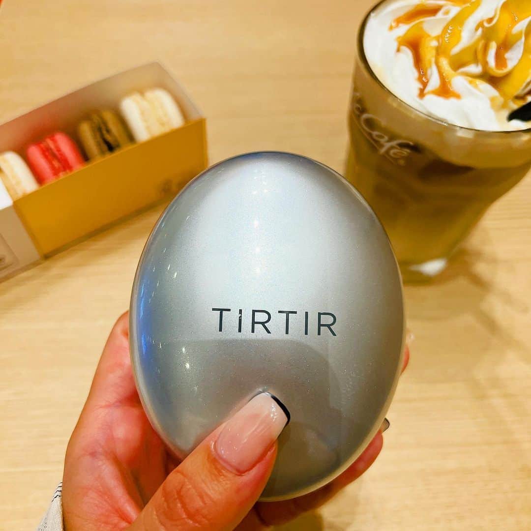 中村かなのインスタグラム：「🫖☕️🍦 ・ ・ 大好きな 韓国コスメの @tirtir_jp_official ♡ 私のベースメイクは全てtirtir ・ ・ 相変わらず愛用中のクッションファンデは 4月に発売したばかりの人気のマスクフィットシリーズ TIRTIR ✨MASK FIT AURA CUSHION✨ ・ ☑︎タッチするほど肌に密着して、時間が経っても崩れない、72時間持続 ☑︎ 肌の内側から輝くような水光肌・ツヤ肌に✨ ☑︎肌にやさしい無機紫外線外線遮断パウダーを含み 刺激を気にせず、さわやかでツヤあるカバー ・ ・ スッとお肌に馴染む軽い付け心地 まだまだマスクが手放せないので 重宝する お肌にフィットして崩れにくさ◎なハイカバーファンデーションです✨ ・ 下地はTIRTIRマスクフィットサンクリーム✨ このコンビ最強です🫶 ・ ・ #TIRTIR #マスクフィットオーラクッション #sponsored #マスクフィット #マスクフィットシリーズ#最強ベース #リキッドファンデ #ベースメイク #マスクプルーフ #韓国メイク #韓国コスメ #韓国 #美肌コスメ #美肌メイク #艶肌 #ツヤ肌」