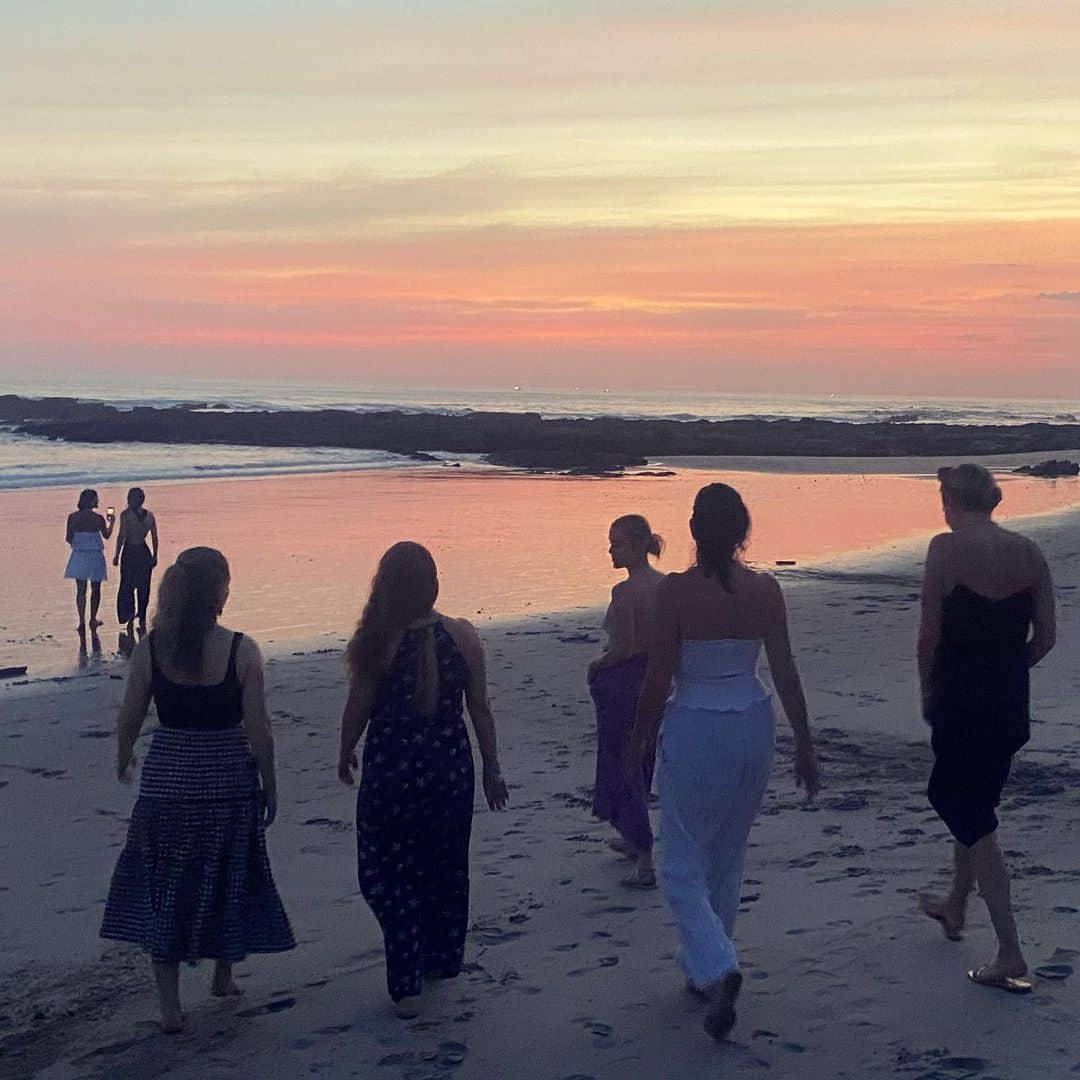 キャット・ディーリーのインスタグラム：「Costa Rica ….. @charlie_brear @marcy_moon @taraleeyoga  @10yayoga @paulannalvarez  Lucky ladies ♥️♥️♥️♥️♥️」