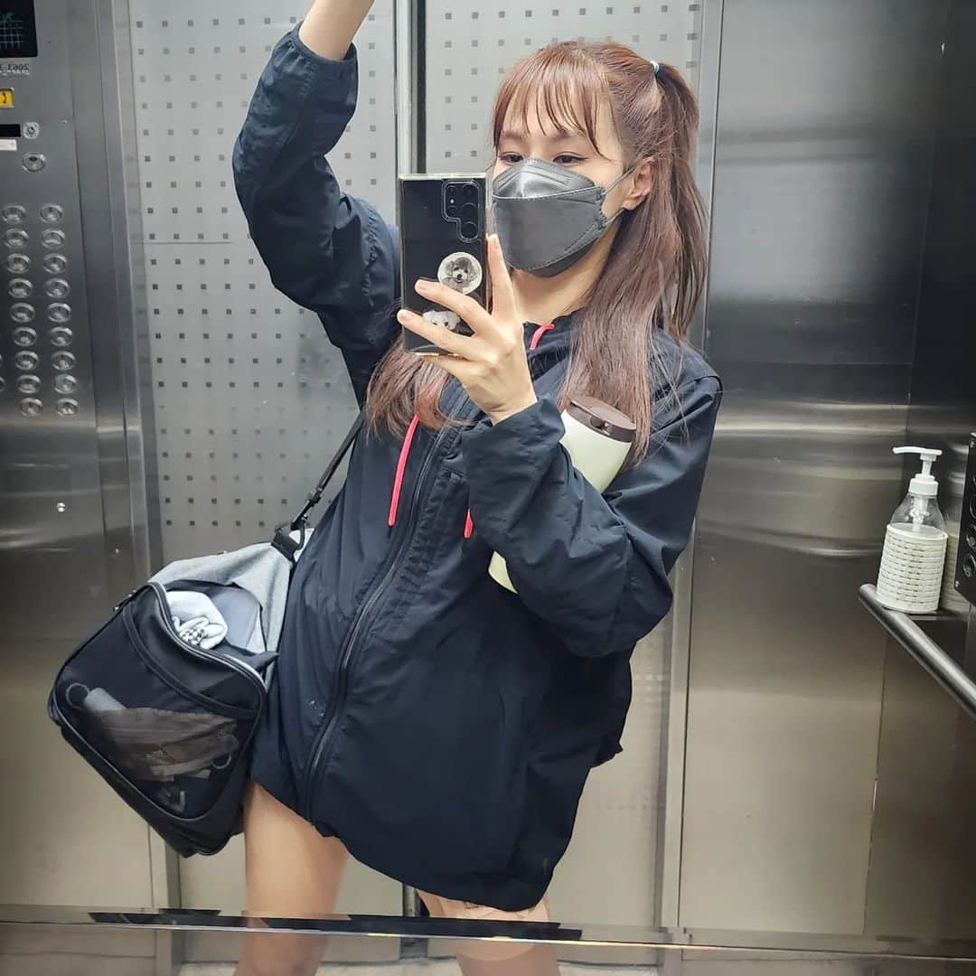 チェヨンのインスタグラム：「가방에 물건은 왜 넣어도 넣어도 모자... 르는거지? 가방으로  운동가능 아령들어있는거냐고  가끔 물어들 봄 ㅎㅎ 그저 무거울뿐... ㅎ」