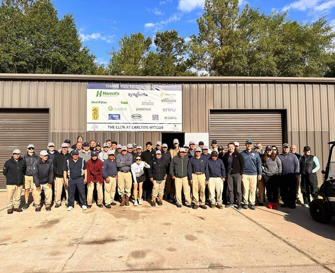 ギャビー・ロペスのインスタグラム：「Visiting the maintenance crew at @carlton_woods_ 🤩   Thank you so much for all your hard work and for setting up the golf course in amazing conditions for us to be able to play!   You all deserve a BIG round of applause 👏🏽👏🏽   @lpga_tour  Gracias mi gente bonita por todo su esfuerzo, trabajo y corazón para poner el campo en excelentes condiciones ❤️」