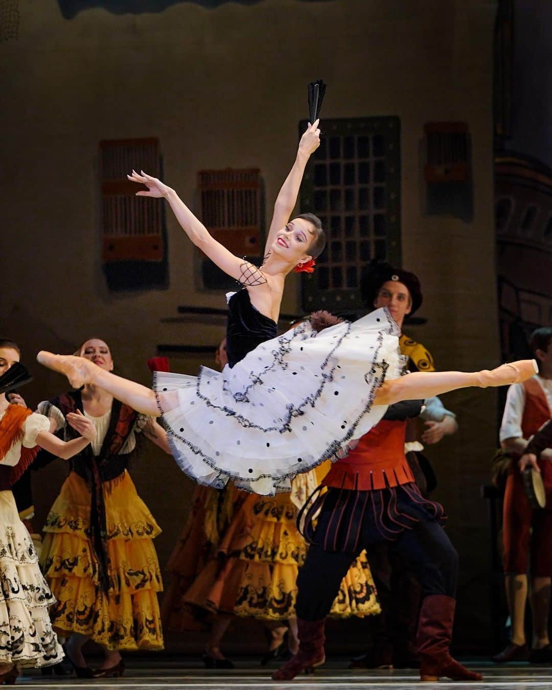 マリア・コーレワのインスタグラム：「“DON QUIXOTE” 16.04.23 with the wonderful @philipp_stepin 💃🏻 Swipe to see some videos ✨ Photos by @anfffoto 🥰  “ДОН КИХОТ” 16.04.23 с прекрасным @philipp_stepin 💃🏻 Листайте, чтобы посмотреть видео ✨ Фотографии @anfffoto 🥰」