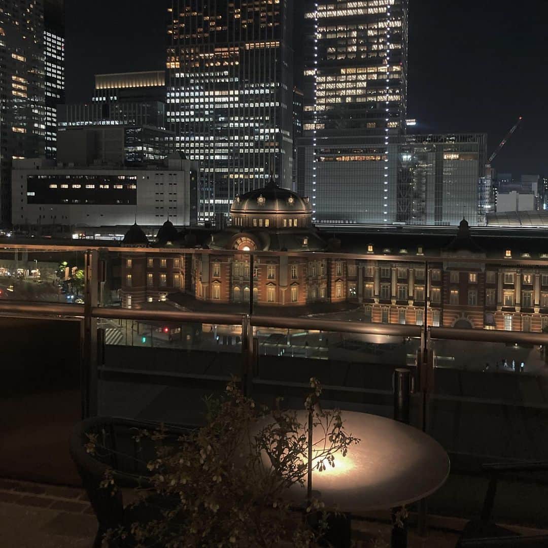 HARUKA / Niigata / TV directorのインスタグラム：「2023.04.17  新丸ビルの7階のレストランフロアが きょうリニューアルオープンしたので さくっとご飯食べて帰宅  テラス席も たっぷりあってよかった  仕事終わりに ここでうだうだしたいね  わたしのお友達へ… 一緒にうだうだしよう🥂  #新丸ビル#丸の内ハウス」