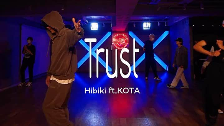 Achiのインスタグラム：「Trust/Hibiki ft.KOTA @hibiki_highdrop  @koutahori0405   虚勢なしで ただ自分の心に響いた曲に向き合ったら 後はステキな言葉の数々が 勝手にみんなに色々と教えてくれる  キラキラしたみんな今日もありがとう🫂✨ @ri2shi  @shela999333  @atsuya77  @cocoha77  @saki_ya_saki  @kao.d.d.d  @shiona_1212123  @_saki_dance  &muneyasu  神曲🎙️✨」