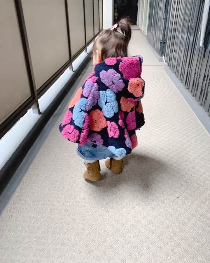?Yukihiro Ito?のインスタグラム：「👨‍👩‍👧‍👦👨‍👩‍👧‍👦👨‍👩‍👧‍👦 ・ ・ えみりとあらん 同じような動画撮れたから 記録用にpost😍 ・ ・ サイズ感と 歩き方と 振り向き方と 全部リンク🔗🤣笑 ・ ・ 癒されすぎ注意⚠️🙄 ・ ・ ・ #子供 #親ばか #親バカ #親バカ部 #親ばか部」