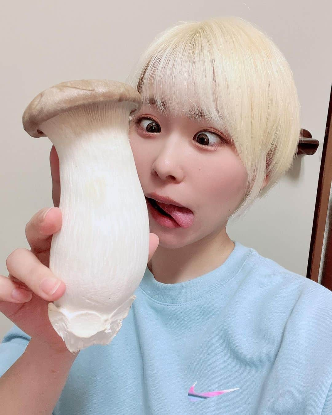 塚田綾佳さんのインスタグラム写真 - (塚田綾佳Instagram)「エリンギがめちゃでかかった!!!!🍄❤️‍🔥  wow🍄❤️‍🔥  ー #金髪ショート #エリンギ #キノコ #アヘ顔  #snsレンタル彼女 #sns用レンタル彼女」4月17日 23時13分 - tsukada_ayaka