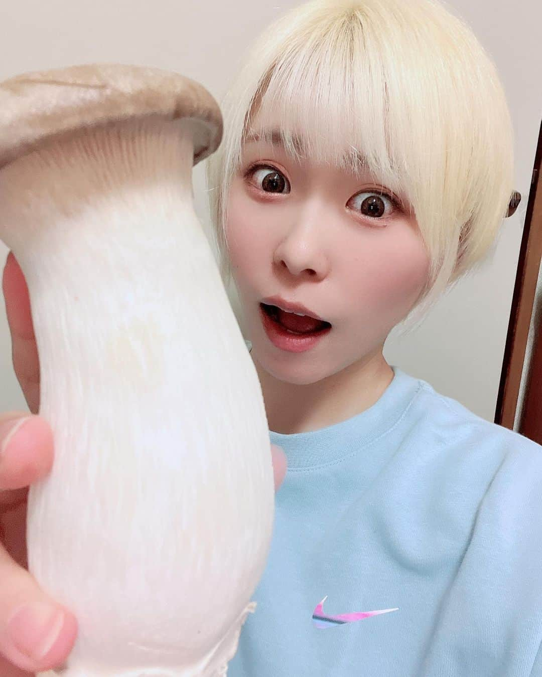 塚田綾佳さんのインスタグラム写真 - (塚田綾佳Instagram)「エリンギがめちゃでかかった!!!!🍄❤️‍🔥  wow🍄❤️‍🔥  ー #金髪ショート #エリンギ #キノコ #アヘ顔  #snsレンタル彼女 #sns用レンタル彼女」4月17日 23時13分 - tsukada_ayaka