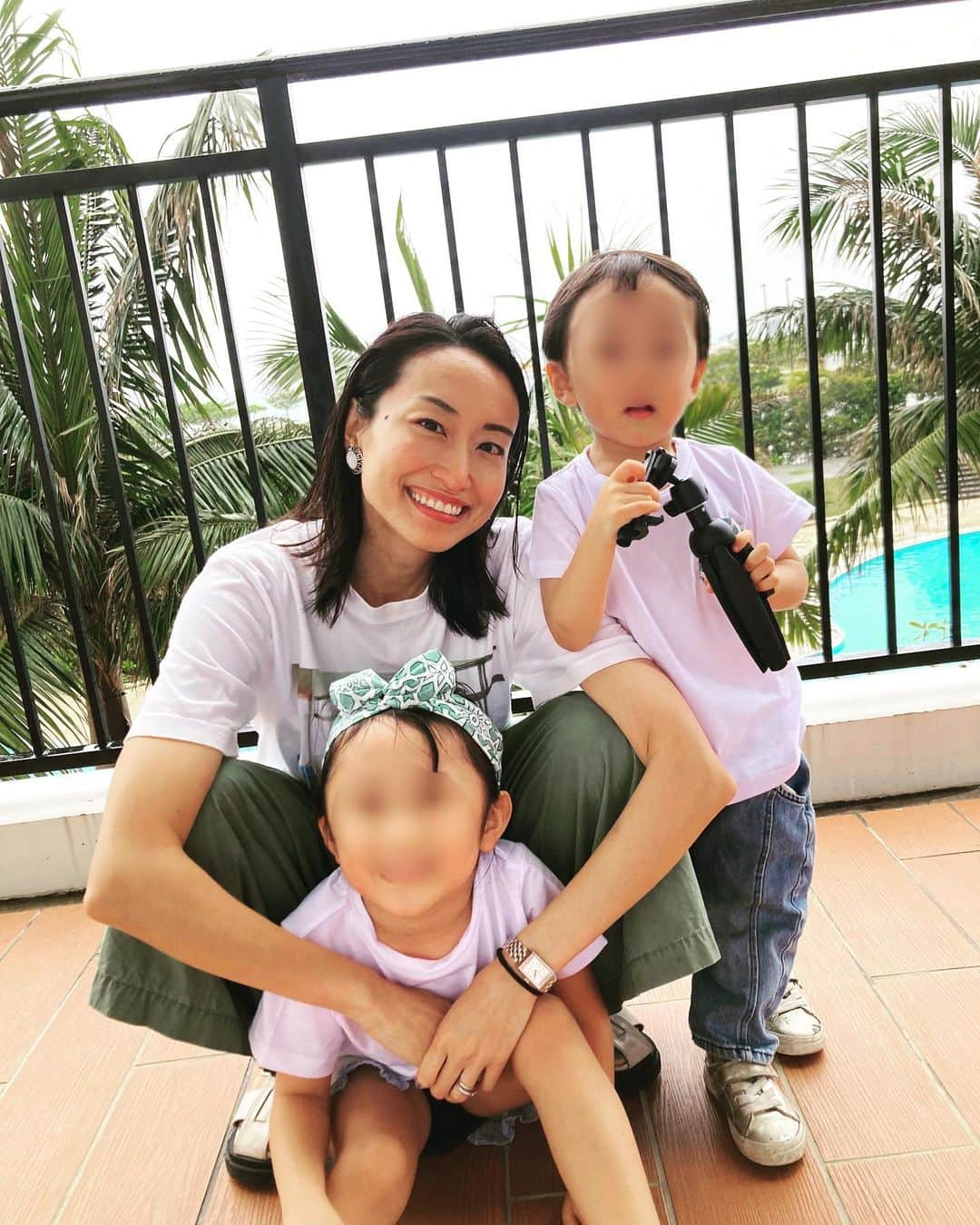 青柳愛のインスタグラム：「友達のママたちと手分けして作ったヘアバンドとTシャツを着た子供たち。 2枚目。息子が鼻の下伸ばして言い寄るスケベおじさんに見える😅」
