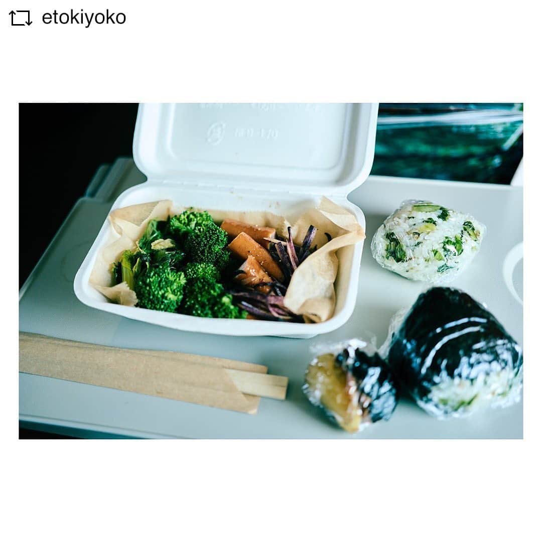 加藤紀子さんのインスタグラム写真 - (加藤紀子Instagram)「大好きな山形へ大好きな人とお味噌仕込みに出かけた3月。 そりゃ、全てがワクワクで お弁当作りますとも！！ （イラスト似てなくてごめん😭）  REPOST @etokiyoko with @get__repost__app  山形旅をアテンドしまくってくれたのりちゃんが　@katonoriko  朝、新幹線に乗った時用に食べるお弁当を作ってきてくれた涙。 なんと贅沢な。 のりちゃんが育てた野菜で作ったおかずたち絶品でした。 似顔絵、ありがとう😂 おかっぱより。 #旅のいただきます山形編 #repostios #repostw10」4月17日 23時16分 - katonoriko