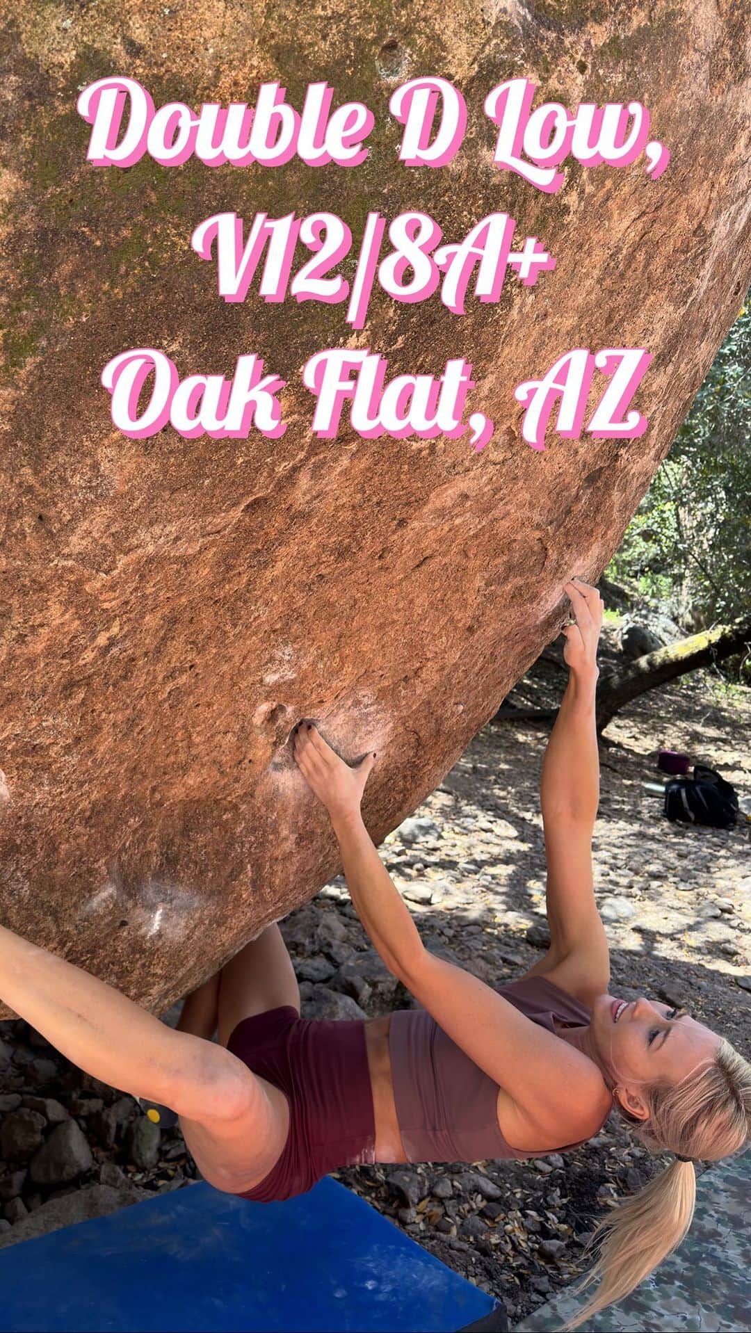 シエラ・ブレア・コイルのインスタグラム：「Double D Low, V12 Oak Flat, AZ  Holy hell is all I can say about this boulder. I spent 8 sessions on it and sent on roughly my 216th attempt 🥵   I think I’ll make another post to explain everything that went into this boulder (because it was a lot of effort 😂), but there’s something much more important for me to say right now 😄  I couldn’t have gotten the send without the crew behind it.   @queencreekbouldering was out there with me every session and in all types of weather conditions 🔥 🥶 Capturing the content, lugging pads, and encouraging the psych.   @cormarhan came up from Tucson to spot and dog wrangle 🐶   @zach_levy19 climbed nearly every boulder in the surrounding area while I sat under Double D Low and threw myself at it constantly each weekend 😂 And he’s the person who unlocked new beta by noticing a crucial hand position change.   And of course my awesome Mom trudged it out there with me & @queencreekbouldering on 3 separate occasions to help carry the extra pads 💪🏼   So the biggest thank you to everyone who came out and helped with the process. Boulders get sent with hard work…but boulders also get sent because of the crew behind you ⚡️  🎥: @queencreekbouldering  @moonclimbing │ @moonclimbingwomen │ @myclimbapp │ @oncruxofficial │ @perfecthydration」