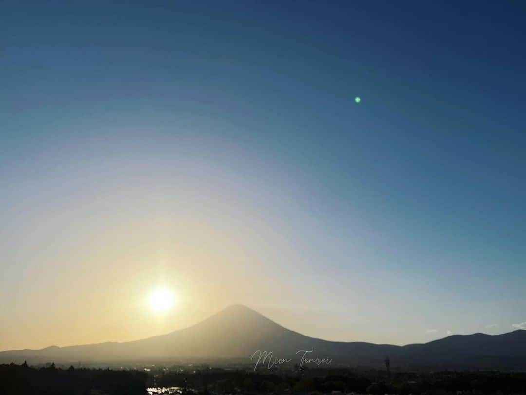 天玲美音さんのインスタグラム写真 - (天玲美音Instagram)「私の大好きな富士山のお写真とともに！ 宝塚大劇場宙組公演「カジノ・ロワイヤル〜我が名はボンド〜」千秋楽、心よりおめでとうございます😭 ゆりかちゃん(真風涼帆さん)潤花さん、すっしーさん(寿つかささん)はじめ退団者、 宙組のみんな、お客様、公演に携わる全ての方々にとって愛に包まれた一日になったことでしょう✨  By MION TENREI♪  🎙4月18日(火)朝10:52〜は、ラジオ 『天玲美音 あの日、あの時、あの場所で』 の日です！  曲は誰からも愛される名曲をセレクト♪ そして、4/18はよいはなガーベラ記念日ということで、ガーベラ女神大使でもある私から、ガーベラの豆知識を✨ みなさま、お耳かかれるのを楽しみにしています👂💓  📻ハイライト【Radio ①】へ radikoプレミアムからですと、全国どこからでも聴く事ができます！ (1週間分は、タイムフリーもできます)  #美音の撮る空 #富士山 #富士山好き #空好き #宙組 #宝塚歌劇団 #宝塚 #ミュージカル #カジノロワイヤル #カジロワ #宝塚大劇場 #宙組公演 #千秋楽 #元宝塚 #宝塚og #タカラジェンヌ #美音の撮る富士山 #空 #太陽 #輪っか #絶景 #パワー写真 #静岡県 #天玲美音と幸せな毎日を #あのてん #ラジオ #毎週火曜日 #KMIX #朝1052〜 #ぜひ聴いてください」4月17日 23時17分 - miontenrei