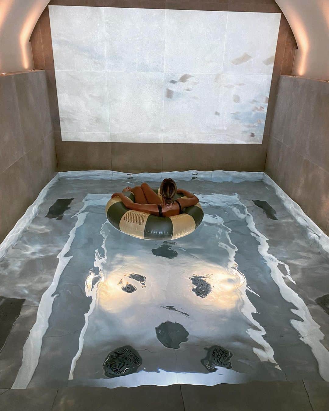 ジャッキー・グローネンのインスタグラム：「Relaxing done well @dadou_paris」