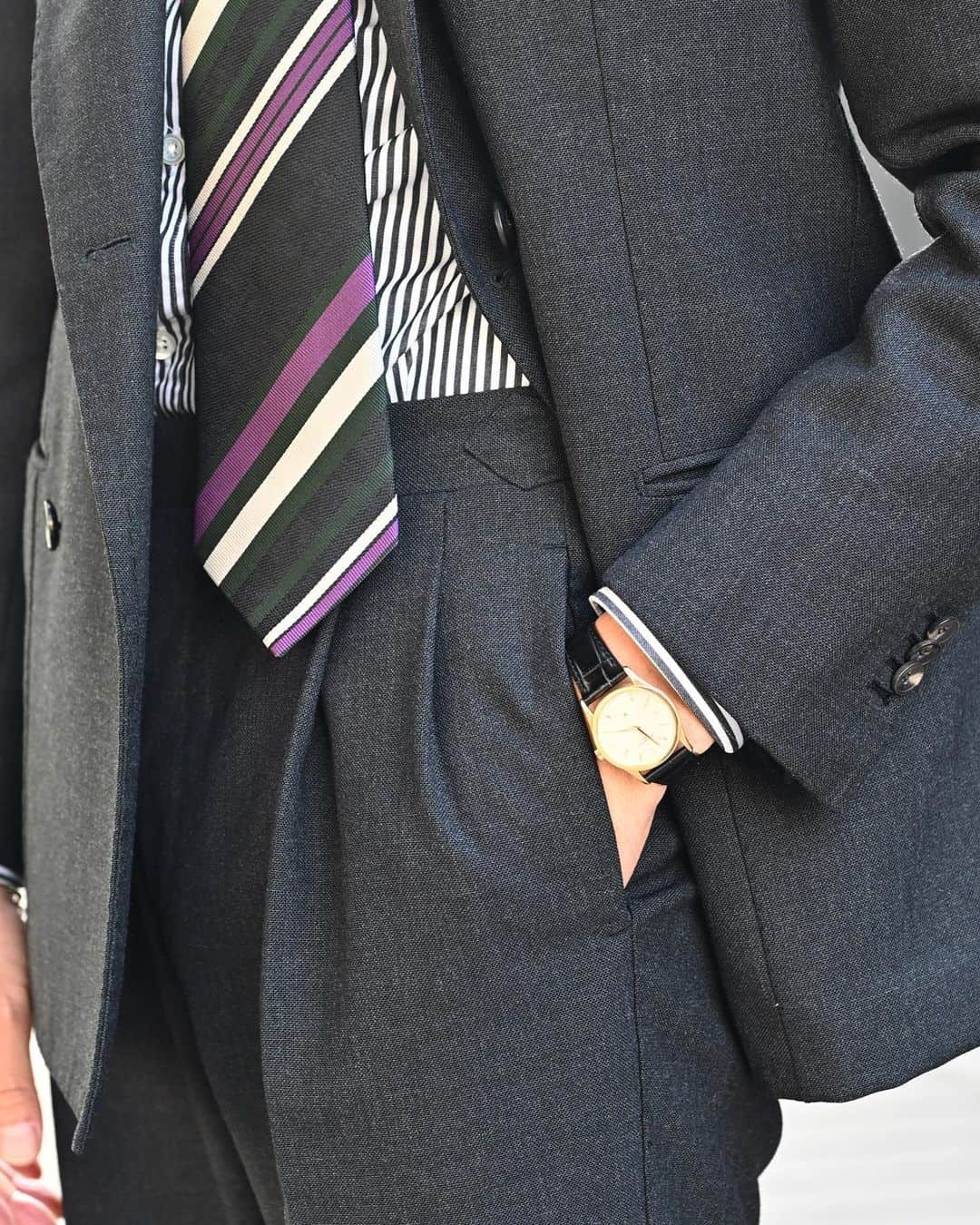 Shuhei Nishiguchiさんのインスタグラム写真 - (Shuhei NishiguchiInstagram)「"Tie my tie and brace myself"◀︎8pics 週初めはネクタイ締めて、気持ちも引き締めて。グレースーツのタイドアップスタイル。  【ITEM】 Suit： @alfonso.sirica  Shirt： @beams_f  Tie： @seaward_and_stearn  Pocket square： @simonnot_godard  Shoes： @crockettandjones_official  Watch： @patekphilippe 80's  #beamsf #gentlemanstyle #classicmenswear #vintagewatch #suitstyle #mensweardaily #spezzatura #outfitmen」4月17日 21時44分 - shuhei_nishiguchi