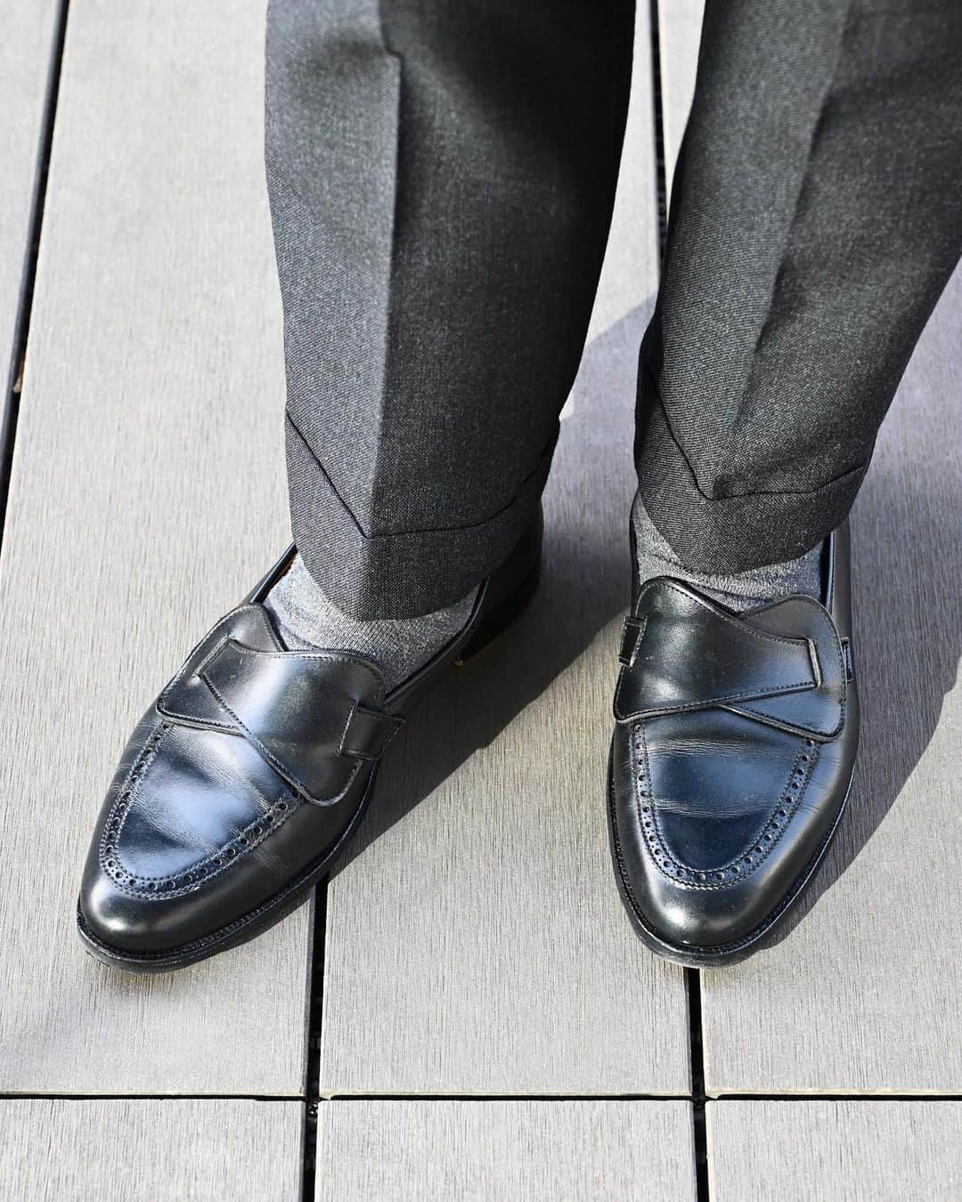 Shuhei Nishiguchiさんのインスタグラム写真 - (Shuhei NishiguchiInstagram)「"Tie my tie and brace myself"◀︎8pics 週初めはネクタイ締めて、気持ちも引き締めて。グレースーツのタイドアップスタイル。  【ITEM】 Suit： @alfonso.sirica  Shirt： @beams_f  Tie： @seaward_and_stearn  Pocket square： @simonnot_godard  Shoes： @crockettandjones_official  Watch： @patekphilippe 80's  #beamsf #gentlemanstyle #classicmenswear #vintagewatch #suitstyle #mensweardaily #spezzatura #outfitmen」4月17日 21時44分 - shuhei_nishiguchi