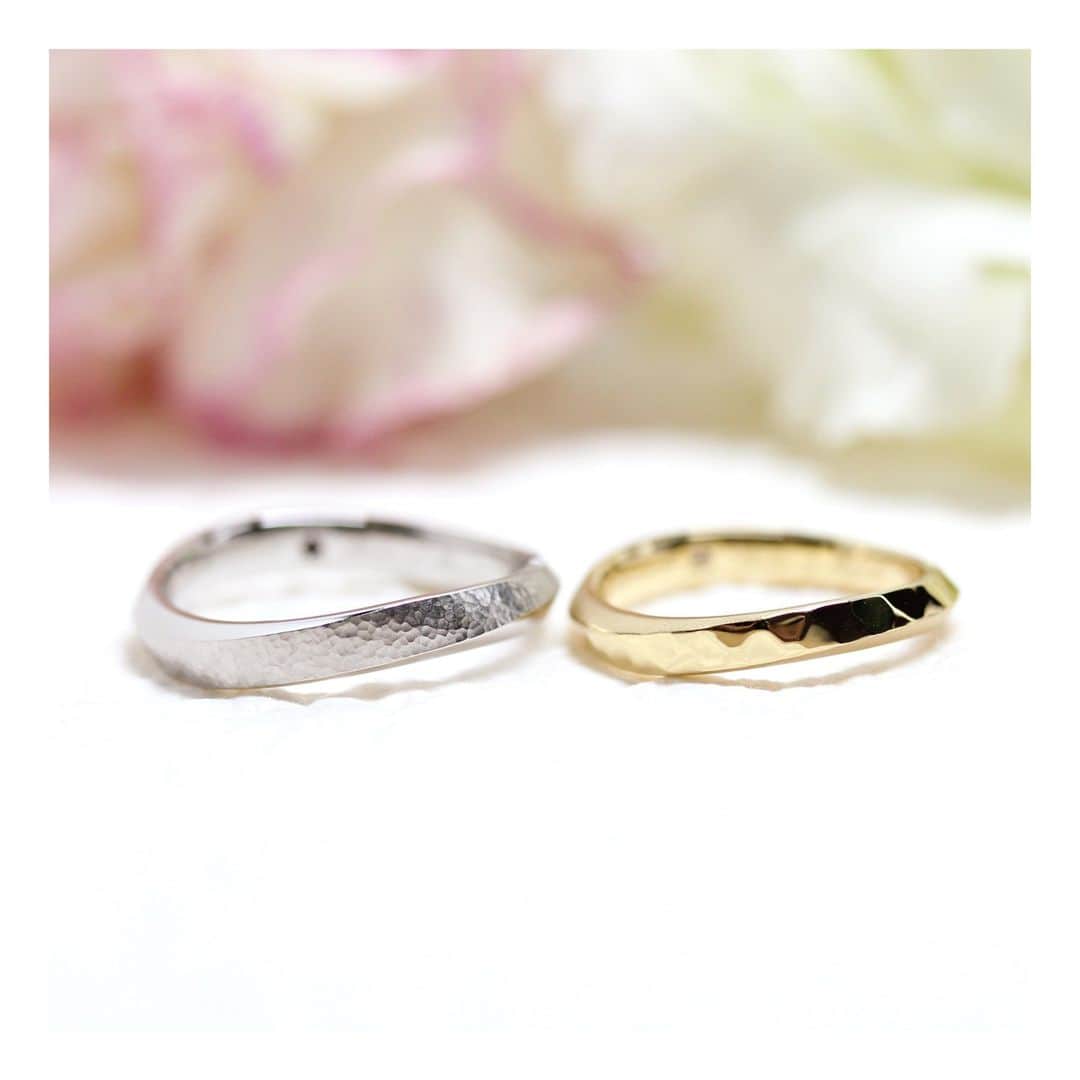 ith / イズ オーダメイド結婚指輪さんのインスタグラム写真 - (ith / イズ オーダメイド結婚指輪Instagram)「右上がりのカーブが 指の付け根になめらかにフィットする 《ヴィバーチェ》をお仕立てしました。  お好みの槌目模様と地金の色を お二人それぞれに選ばれ、 デザインにお互いらしさも プラスできましたね。  ▽ 指輪について 結婚指輪(男性)：ヴィバーチェ Pt950：161,000円〜  結婚指輪(女性)：ヴィバーチェ Pt950：要お見積もり  ***** ith公式アカウント情報 *****  【WEB🔗】 @ith_marriage TOPへ 　☞ プロフィールURLをタップ  【ハッシュタグ🕊】 #イズマリッジ  *********************************  【 #鍛造リング 🔨】 #シャンパンゴールド も選べる 職人の手で鍛え上げた高密度のお仕立て  【 #ライフスタイルジュエリー 】 さりげなく毎日を彩るジュエリー ith ECストア ☞  @ith_jewelry   #結婚指輪 #マリッジリング  #色違い #槌目模様 #カスタマイズ #オーダーメイド #オーダーメイドリング  #結婚指輪探し #結婚指輪選び #結婚指輪オーダー #指輪 #指輪選び #指輪探し #婚約 #プレ花嫁 #プロポーズ #結婚準備 #プレ花嫁 #花嫁準備 #ゴールドリング  #手仕事 #2023夏婚 #2023秋婚 #2023冬婚  #2024春婚 #福岡花嫁  お問い合わせコード：17672」4月17日 21時45分 - ith_marriage