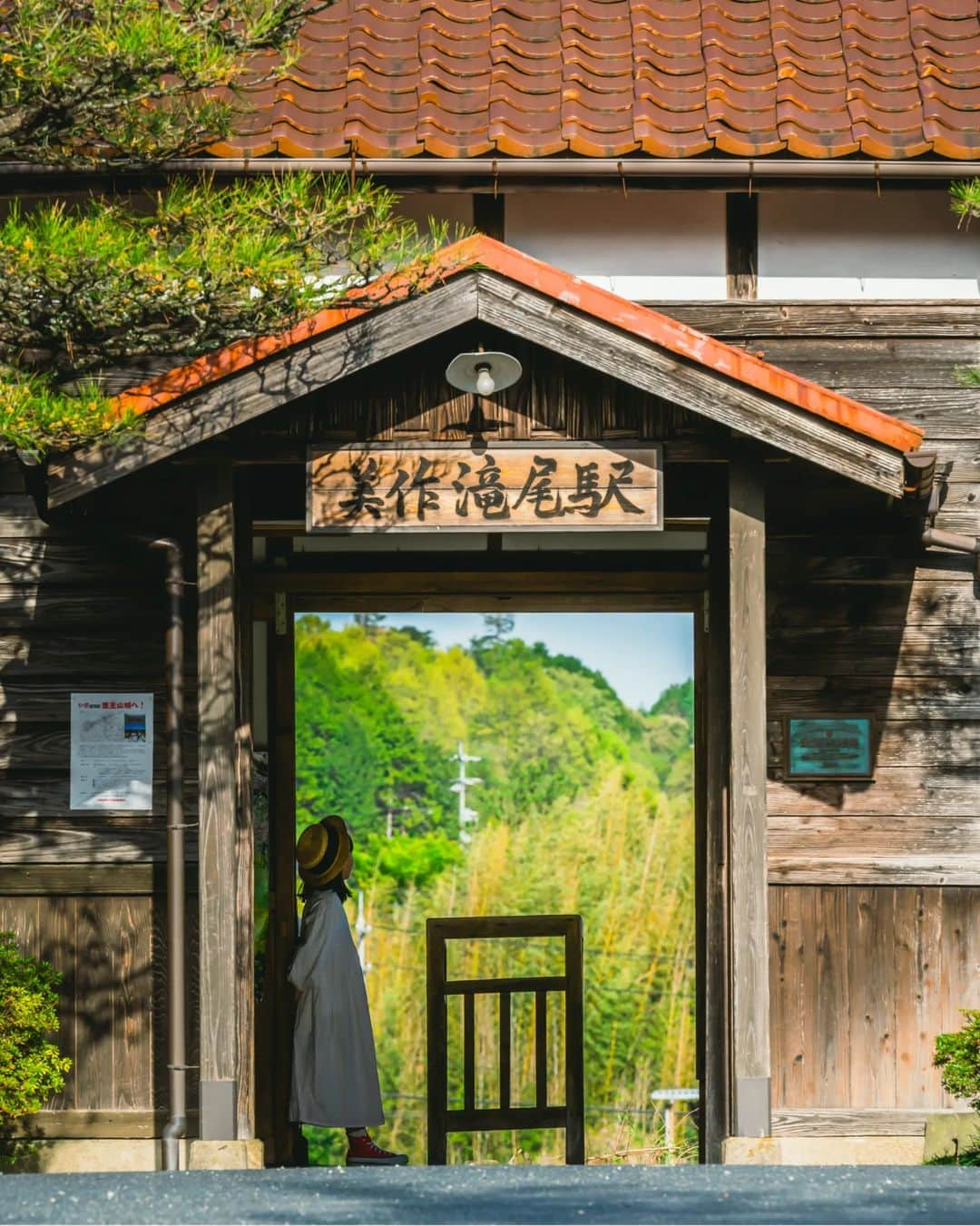 梶原憲之さんのインスタグラム写真 - (梶原憲之Instagram)「. 今年4月11日にOPENしたばかりの宿泊施設  「フェアフィールド･バイ･マリオット･岡山津山」  のPRのお手伝いをさせて頂けるということで、実際に宿泊させてもらいました！  宿泊特化型のホテルということで、館内にレストランが無いのが特徴  そのかわり隣接する道の駅や飲食店を利用することで地域の特色を楽しむといった感じだそうです。  朝食付きプランでは岡山県産の食材を詰め込んだ「朝食ボックス」を広いロビーラウンジでゆっくりと味わう事ができます。  岡山県津山市を拠点に観光する時や出張などのビジネスシーンでもぴったりな宿泊施設だと思いますので、気になったかたはぜひ  #フェアフィールドバイマリオット岡山津山 #日本をもっと楽しむ旅へ #道の駅プロジェクト  #津山市 #岡山#岡山県#桜#cherryblossom #風景ポートレート#奈義町現代美術館 #美作滝尾駅#art_of_japan_#桜スポット #japan  #岡山観光#岡山旅行#nikoncreators #japantravel#おかやまハレ旅#レトロ  #retrip_news #絶景#鶴山公園#PR #light_nikon  #jalan_travel #インスタ映え」4月17日 21時45分 - kaji_nori06