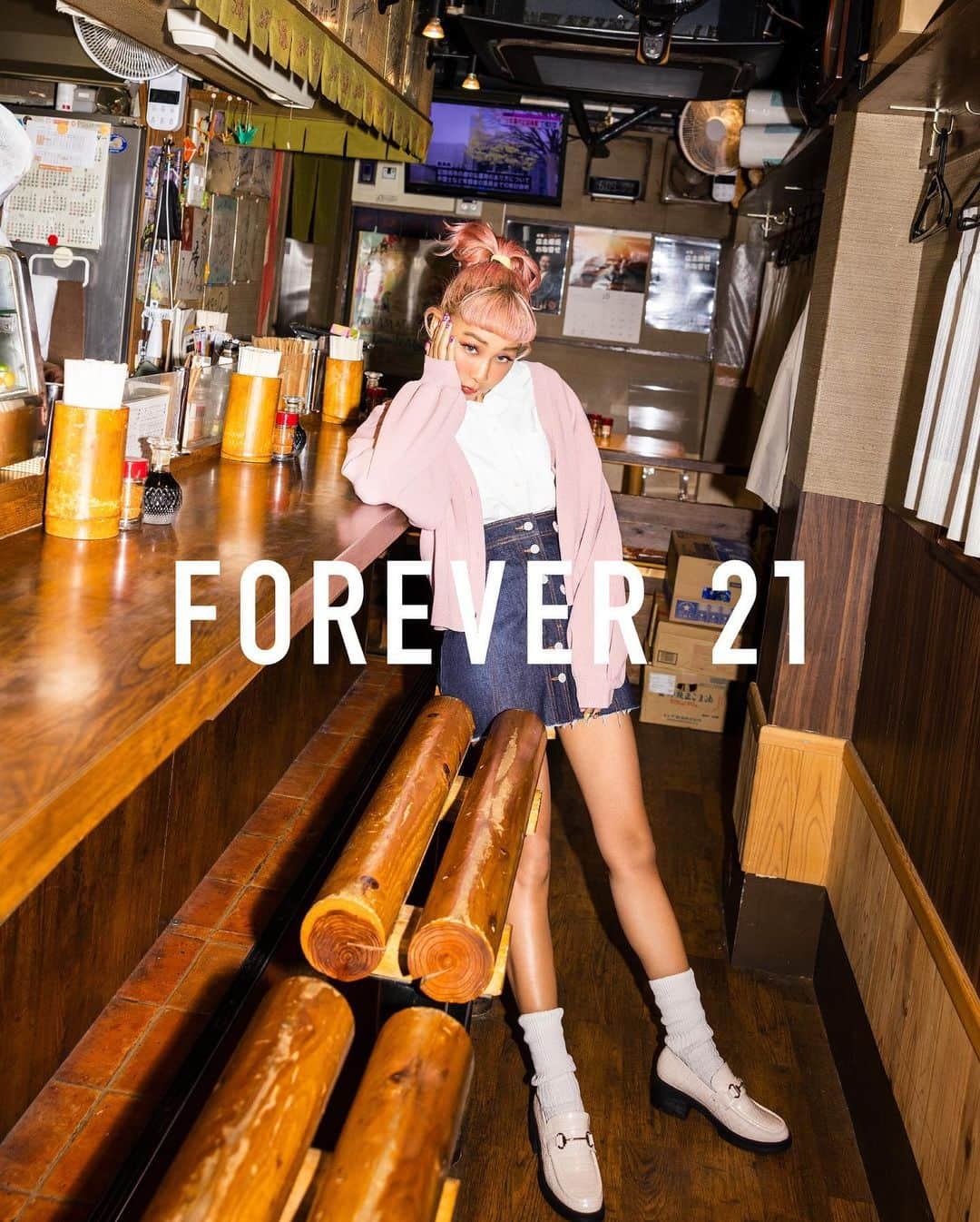 青山テルマのインスタグラム：「改めまして、この度再上陸を果たした @forever21_jp のアンバサダーに任命されました!!❤️🤍☀️🌈 そして本日大阪ららぽーと門真 にFOREVER 21第1号店がOPENしました!!🙆🏽‍♀️ 是非皆さん遊びに行ってね🤍  またインスタにFOREVER 21のお気に入りコーデとかポストするね✌🏽 #フォーエバー21」