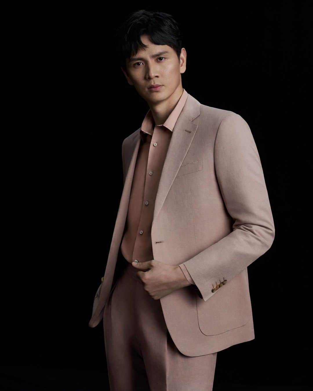 カナーリのインスタグラム：「“Regardless of life's circumstances, faith and perseverance are both qualities that can help children creating a better life.”   Rewatch the recently published interview to Bao Chunlai, who talks #ThroughHisEyes about qualities that can make the world a better place.  #InnerBeauty #Canali1934」