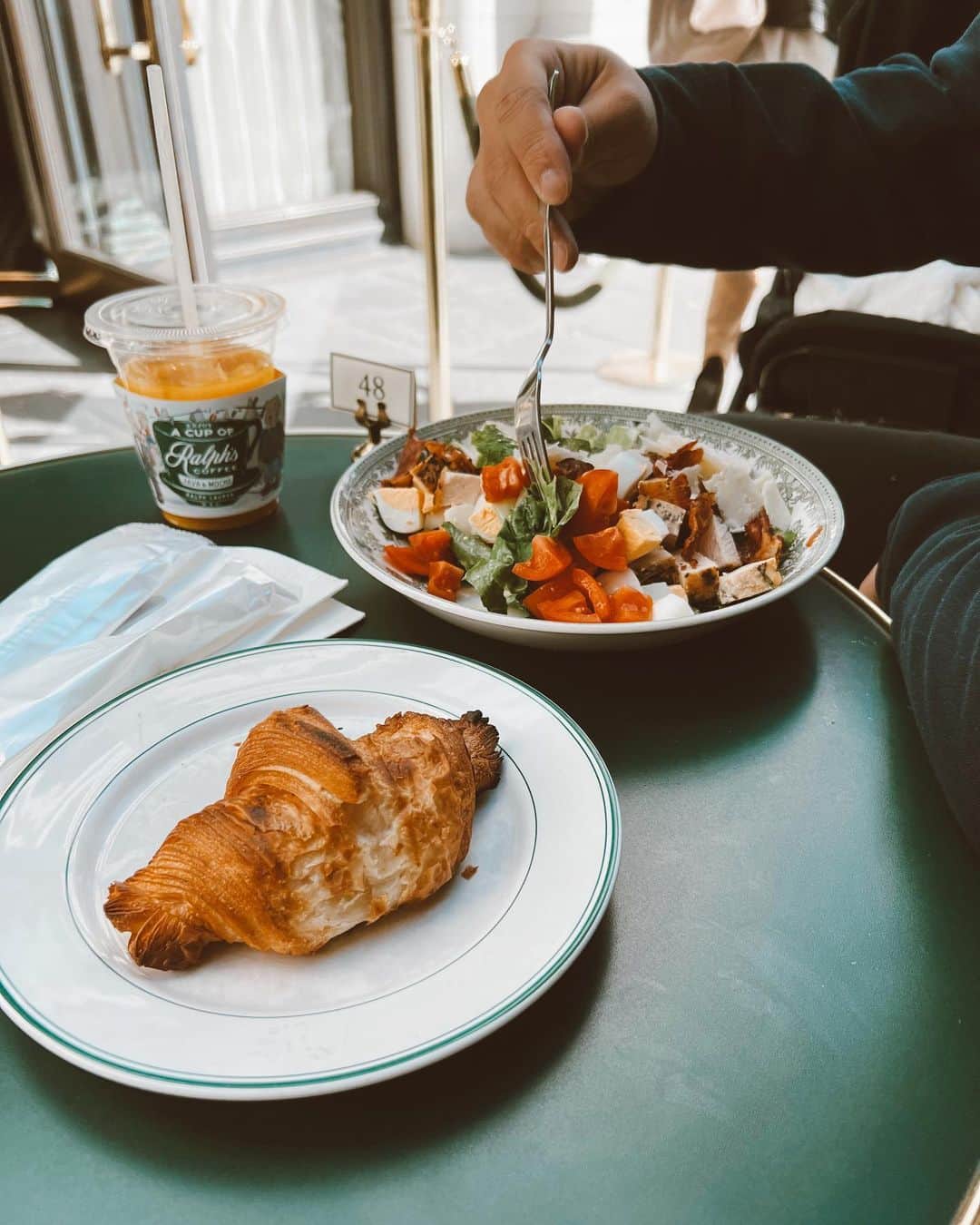 淡輪優希のインスタグラム：「☕️🥐🍽🧸🤍…  #dayoff  @ralphlauren @ralphscoffee」