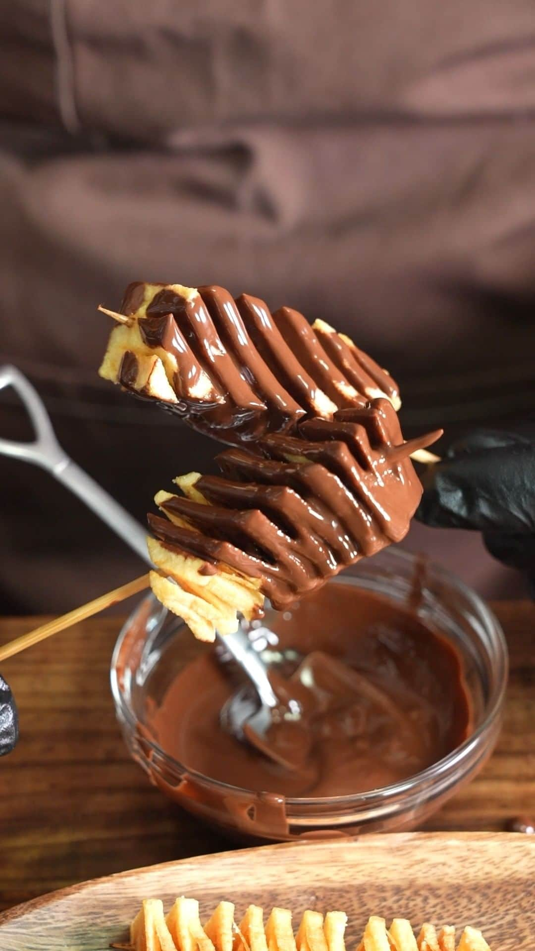 チョコレートカカオのインスタグラム：「Crispy accordion potatoes fries クリスピーアコーディオンポテト  YouTube https://youtube.com/shorts/rYXbbrhKsNs  Cacao ! ∴∵ゞ(´ω`*) ♪  This time we ate accordion-processed potatoes with chocolate and cocoa salt. The very crispy fried potatoes were crunchy, chewy and delicious. May the cacao be with you ! ∴∵ゞ(´ω`*)♪  [Ingredients] (Amazon Associate link) Potato may queen  [Cacao salt details video] https://youtu.be/9gfVbuhsYTI  #YouTube #foodie #chocolate #foodpics #instafood #foodporn #dessert #yummy #recipe #手作りお菓子 #patisserie #recette #チョコレート #video #chocolat #レシピ #food #ポテト #crisp #fried #potato #fries #accordion #蛇腹 #accordionpotatoes #crispy #クリスピー #ジャガイモ #じゃがいも」