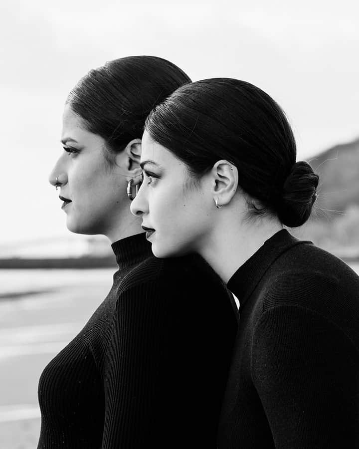 TIME Magazineのインスタグラム：「Sara Mardini (@sara_mardini963) and @yusramardini are on TIME's list of the 100 most influential people of 2023.  "In 2015, sisters and competitive swimmers Yusra and Sara Mardini fled Syria because of conflict," writes Cate Blanchett. "During the dangerous sea crossing from Turkey to Greece, their dinghy’s engine failed. The sisters were among those who jumped into the water to guide the overcrowded boat to safety, saving the lives of all on board."  "'The Swimmers,' a 2022 movie inspired by the sisters’ powerful story, brought to a mass audience the human reality of what it means to be displaced."  Read more, and see the full 2023 #TIME100 list, at the link in our bio. Photograph by Lisa Knauer (@lisa_knauer_photography)」