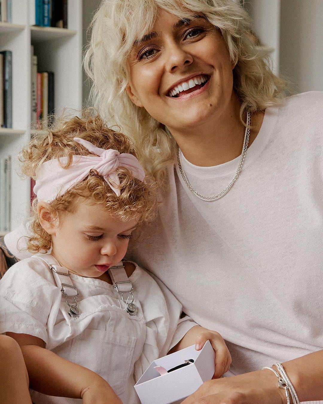 PANDORAさんのインスタグラム写真 - (PANDORAInstagram)「Meet Moana - a former AFL football player, TV personality and a mum. Moana chatted to us about motherhood and shared the story of her family with partner Bella. Feeling inspired? Link in bio for the full story! 👆 @moanahope 💞 #PandoraMothersDay #PandoraJewellery #MothersDay」4月17日 21時52分 - theofficialpandora