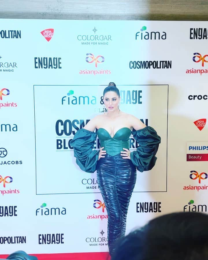 Nargis Fakhri のインスタグラム：「A little late with the post but what a spectacular evening this was!  😃🎉🙌🏽 💃🏽   @cosmoindia @mahakbrahmawar @ashima.kapoor  #cosmomagazine #cosmoindia #cosmobloggerawards2023 #bollywood #hosting #hostesswiththemostess」