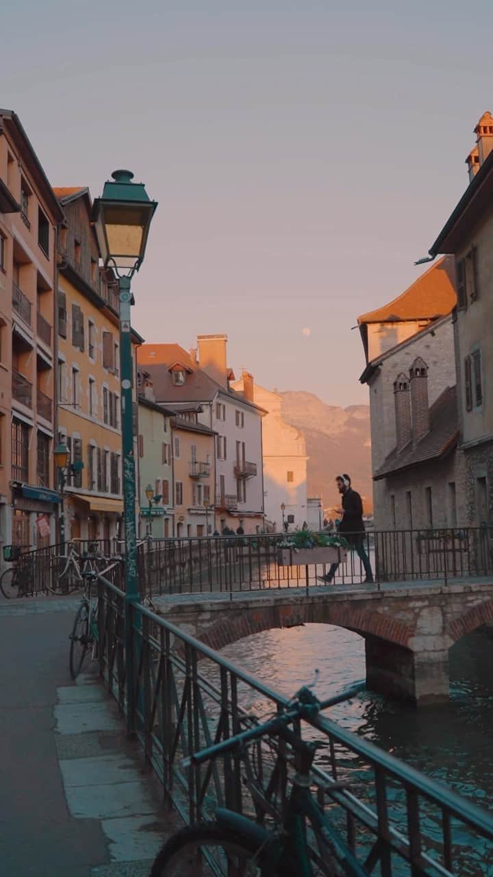 Putri Anindyaのインスタグラム：「Annecy by night //   A pretty city on the french alps. The old town is so mesmerizing at the sun down. The little river runs through it and made this place look prettier with the reflection of lights. I just love european old town by night 🌙」