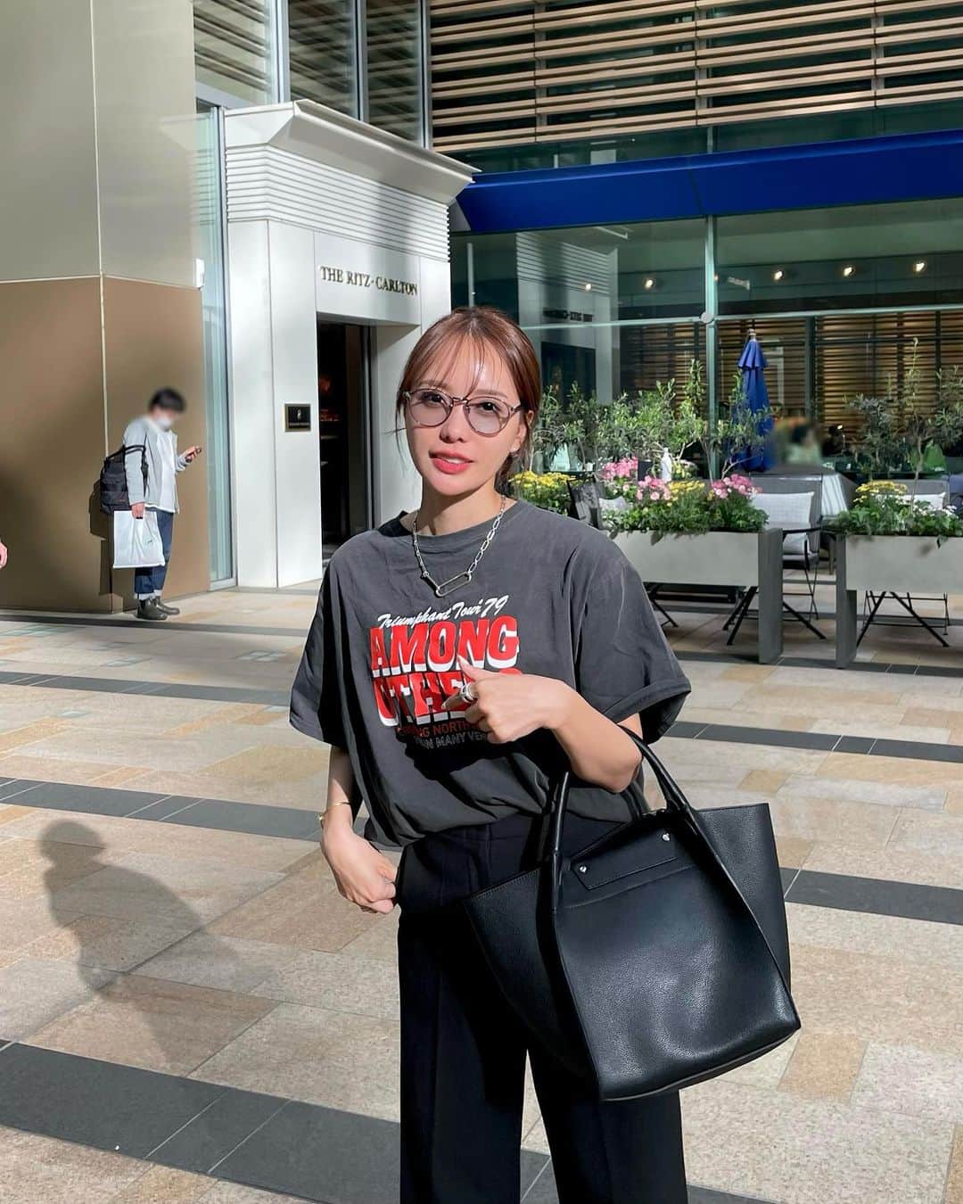Aoiのインスタグラム：「お仕事なのにめちゃくちゃカジュアルで行った日🐻 暖かくて最高だったけど、さすがに肌寒くて、本当はジャケット羽織ってました🥹  今年も @ungrid_official  @ungrid_staffsnap  のツアーロゴルーズtee💚 今年はグレーで🌸  こう見ると、お肌がモルディブの余韻残ってますね😂  #ungrid#ungrid_official #ツアーロゴルーズtee #ブラックコーデ #春コーデ#骨格ナチュラル #平均身長コーデ#パンツコーデ#tシャツコーデ #fashion#ootd#cordinate#大人カジュアル」