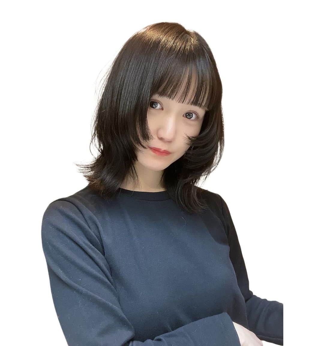 尾崎由香のインスタグラム：「#ウルフカット　🐺✨ 長さ変えてないのに、印象変わった😌  #ヘアーカット　 #ウルフカット女子  #cut #顔まわりカット #顔まわりレイヤー」