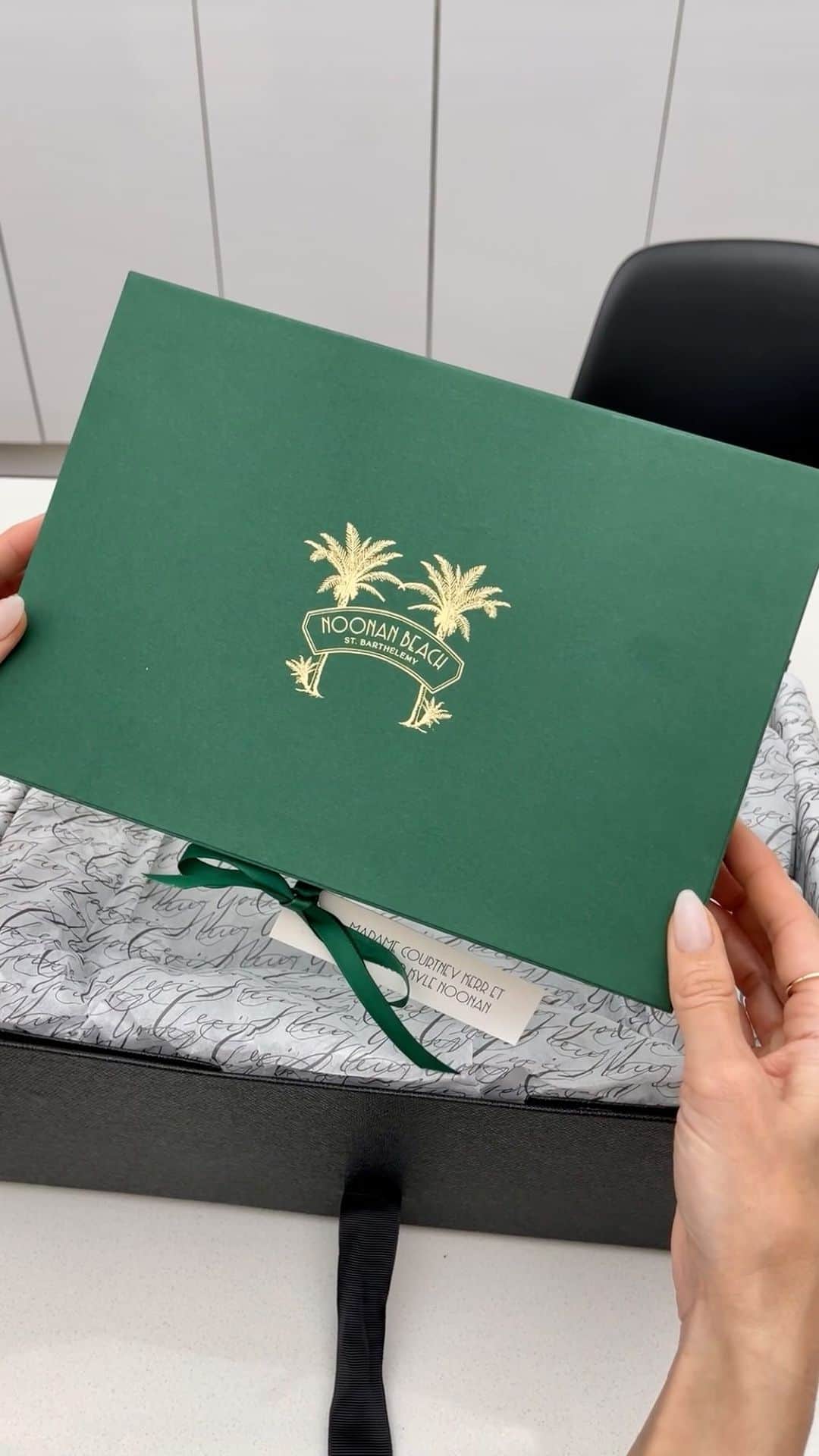 Ceci Johnsonのインスタグラム：「Wake up, #NoonanBeach! It’s @Kerrently and @KyleNoonan’s wedding day. 🌴 ✨  And we’ve got a little surprise for you... their invitation reveal featuring Mercury Glass from our #CeciCollection. It’s giving Island Elegance and total glam, just like our girl Courtney. 💌   Here’s to a lifetime of love, happiness, and each other! Xx Team Ceci  Invitation Design + Event Branding: @CeciNewYork Event Planning: @EpicPresentations  #luxuryweddinginvitations #bespokeweddinginvitations #coutureweddinginvitations #elegantweddinginvitations #cecinewyork #cecicouture #luxurywedding #highendweddings #weddingstationery #weddinginvites #weddingdetails #weddinginspiration」