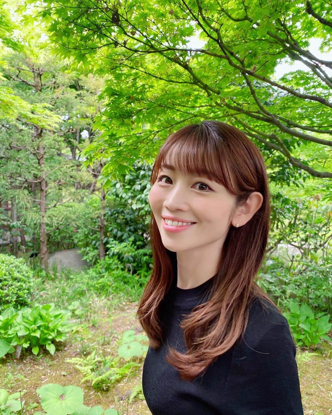 大寺かおりのインスタグラム：「新緑が綺麗だった☺️💚 最近少し疲れ気味だったけど 青々とした若葉の生命力に パワーをもらってリフレッシュ✨ . @deedoodah_official さんの ピアスとヘアアクセが可愛くて 仕事の日もプライベートでも よく使っています💛 ピアスは樹脂加工なので安心して使えるのが嬉しい☺️ . #pr #deedoodah #dddアクセ #ヘアアクセサリー #ピアス #金属アレルギー対応」