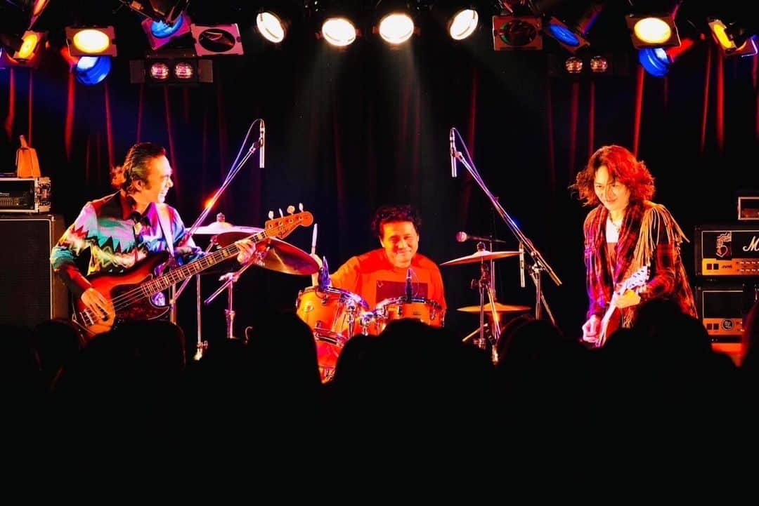 高橋和也のインスタグラム：「2023年5月22日(月) 大阪心斎橋SOMAにて  MOUNTAINMAN LIVE "encore" やります！  4月22日(土)から ローチケでチケット発売になります！  MOUNTAINMAN LIVE観たい方は是非いらしてください🥹  2023/5/22 (mon)  大阪THE LIVE HOUSE soma MOUNTAIN MAN LIVE"encore" 出演 Mountain man 高橋和也(vo.bass) 原田喧太(gt.cho) 平山ヒラポン牧伸(drs) open18:30　start19:00 前売 ￥5,000 /当日￥5,500 別途ドリンク代￥６００   ローソン Ｌコード：51694 発売日：2023/04/22(土) 【受付媒体】 ◇全国のローソン・ミニストップ設置のLoppi https://l-tike.com/【モバイル・PC】   e+ ■購入ページURL https://eplus.jp/sf/detail/3860310001-P0030001  〒542-0083 大阪市中央区東心斎橋2-1-13 大阪屋ジャンボビルB1F TEL.06-6212-2253 FAX.06-6212-2254」