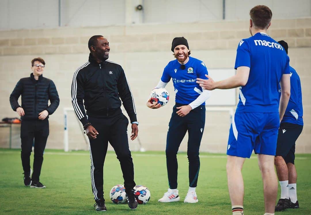 アンディ・コールのインスタグラム：「Bit of banter in training today 😂」