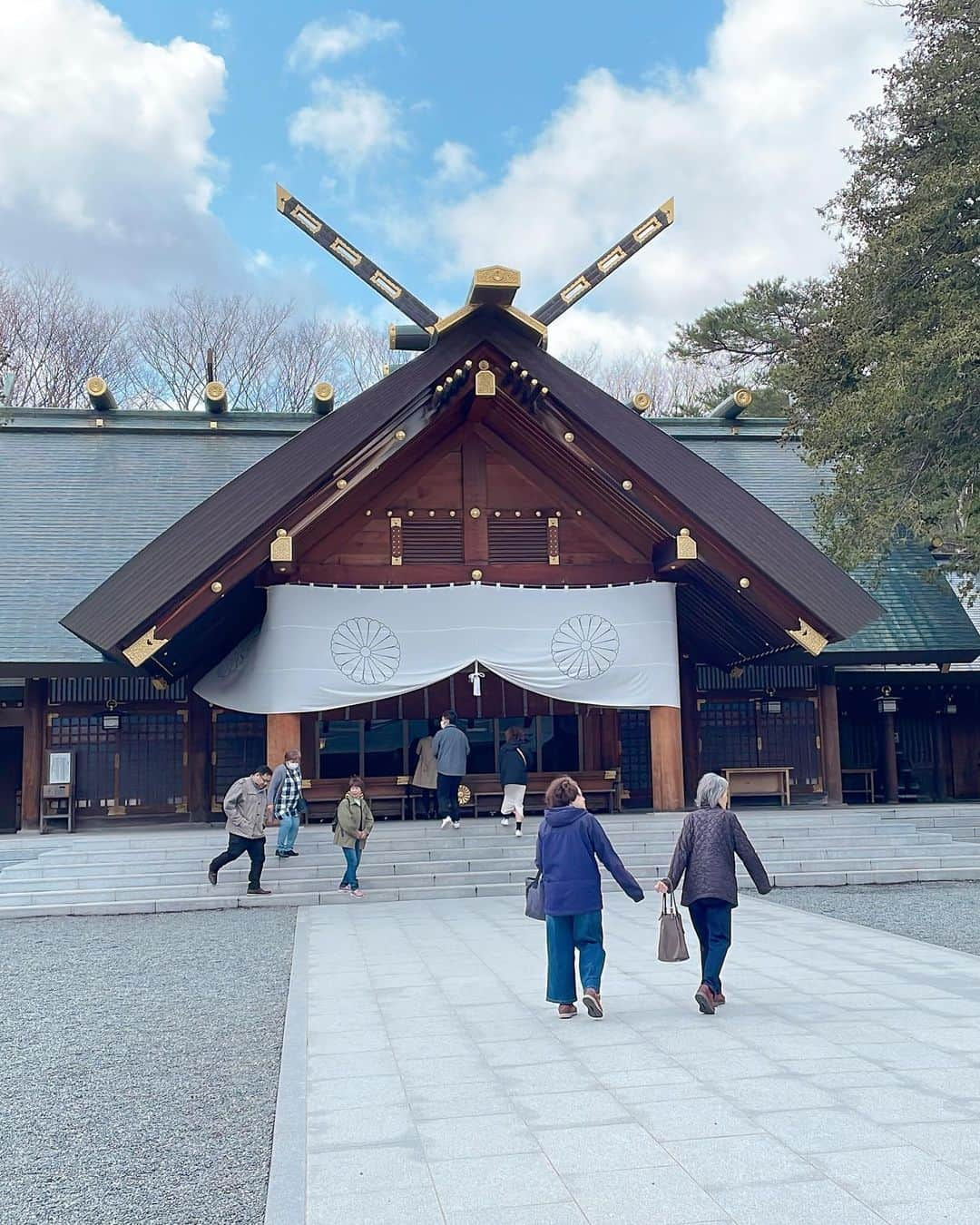 中井さくらさんのインスタグラム写真 - (中井さくらInstagram)「*  久しぶりに北海道は札幌へ。  札幌には何回か行ったことあるけど 全部お仕事で行ってたので 今回初めて自分の足で札幌を回ってきました☺️  今回のテーマは3つ ①仕事でお世話になった人と会う ②美味しいものを食べる ③パワースポットを巡る  生憎の天気だったけど ③のパワースポット2ヶ所行けました✨✨  まずは『モエレ沼公園』 とにかく広すぎて風強すぎたけど パワースポットだと教えてもらったから とりあえず行ってみた。笑  人って目の前に山があったらとりあえず登りたくなるのね。 山とピラミッドらしきモニュメントに登っては 風強ぇぇぇーーーーー！！！って叫んでました。  風が吹き荒れすぎて色んな意味で浄化されました。  そして大本命『北海道神宮』 明治天皇が作った神社⛩  また北海道でもお仕事できるよう重々お願いしてきました。  そしたら参拝し終わった瞬間 ザーーーーって音するから何かと思ったら 雨通り越して雹降ってました🤣🤣  神様大歓迎〜〜✨✨  予定にはなかったけど、 円山公園内に『開拓神社』という場所があって なんか縁起良さそうと思ってお参りしてきて 後で調べたらそちらもかなりのパワースポットだったみたい。  良いことありそうです⛩  #北海道 #札幌 #北海道旅行 #パワースポット #パワースポット巡り #神社 #北海道神宮 #モエレ沼公園 #開拓神社 #明治天皇 #雹降る #大歓迎 #神様大歓迎 #良いことありますように #一人旅」4月17日 22時02分 - sakura_nakai