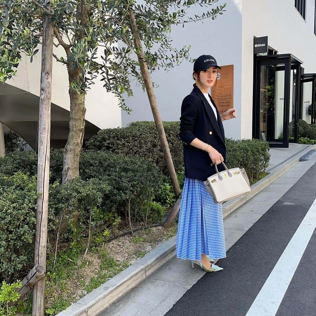星玲奈のインスタグラム：「子どもたちと出かけた日曜日☺️ 予定の時間を間違えていて 部屋着すっぴんでそのことに気がつき 焦って着替えて5分で家を出たので、必然的にスッピンに帽子🧢😟 ママ、顔大丈夫？ と心配された笑 大丈夫ではない🥹  こんな日に限って予定は表参道のおしゃれな店だった…☹️ ちょっと眉毛とリップを足しました😗 ・ jacket，skirt @madisonblue_official #madisonblue  T shirt @uniqlo #uniqlo  cap @celine #celine ． #coordinate #fashion#outfits #ootd #instafashion #mamafashion #コーデ#コーディネート#ファッション」