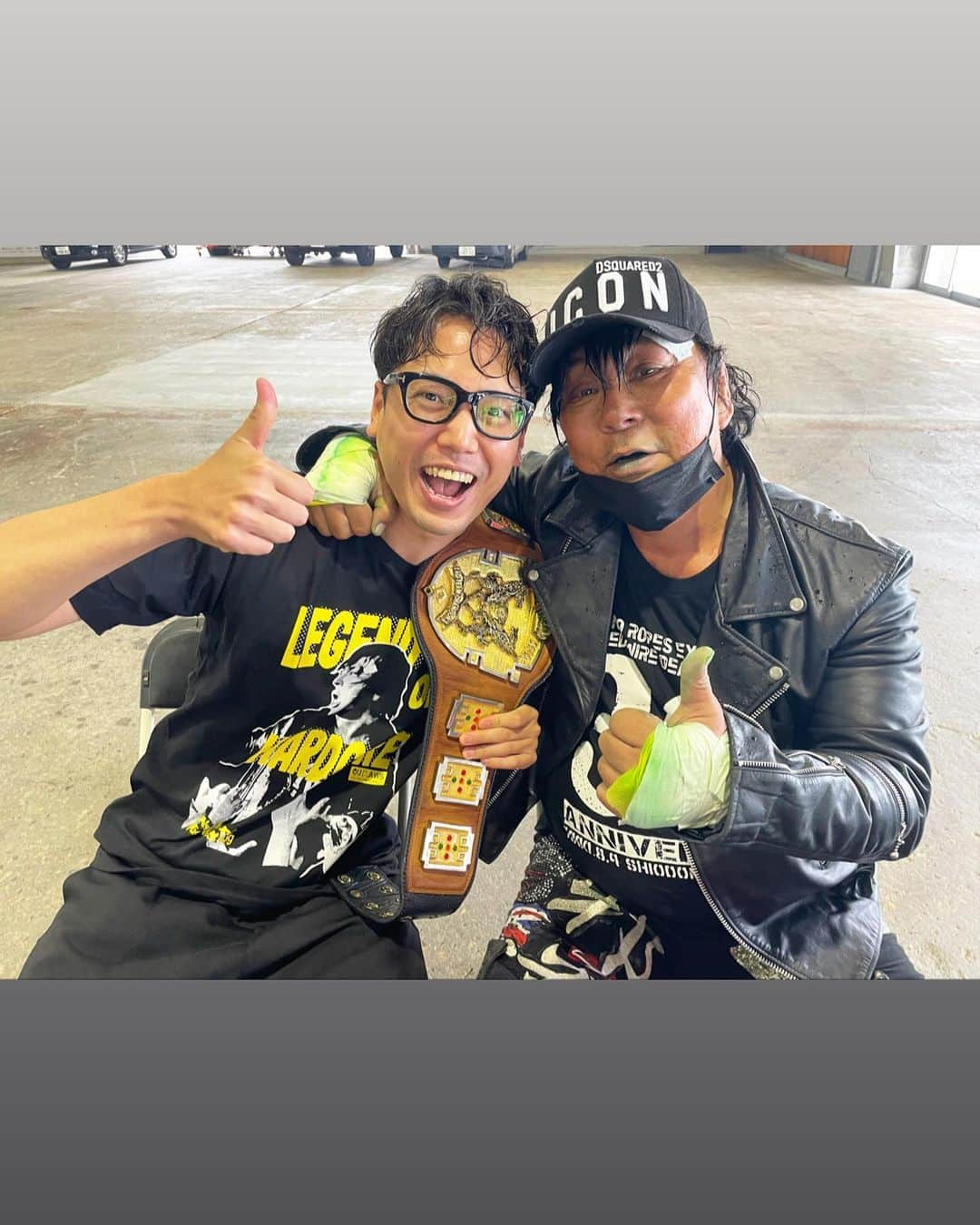 黒崎貴之さんのインスタグラム写真 - (黒崎貴之Instagram)「ㅤㅤㅤㅤㅤㅤㅤㅤㅤㅤㅤㅤㅤ 大仁田厚さんとパシャリ📷✨ ⁡ 小学校に入る前からハマったプロレス 小学校低学年からハマったデスマッチ 家で見るビデオはほぼ電流爆破マッチでした。 レスラー達が血だらけで闘う姿に 興奮を覚えていました。 ⁡ その全てに大仁田厚選手がいました。 ⁡ もちろん大仁田選手の聖水も頂きました。 お陰でびしょ濡れです。 これが良いんです。 これが大仁田ファンの普通の姿です。 ⁡ #DDT #FMW #電流爆破 #電流爆破バット #涙のカリスマ #大仁田厚　選手 #全てがカリスマ #全てがドラマ #サンダーファイヤー ⁡ #ちなみに2枚目の写真で #右手を挙げて水をぶっかけられてるのが #黒崎です #撮影は伊勢みずほさん ⁡ #私が持っているベルトは #日本最古のチャンピオンベルト #みたいです #生まれ変わったらデスマッチファイター #電流爆破アナウンサー #黒崎貴之」4月17日 22時04分 - kurosaki_bsn