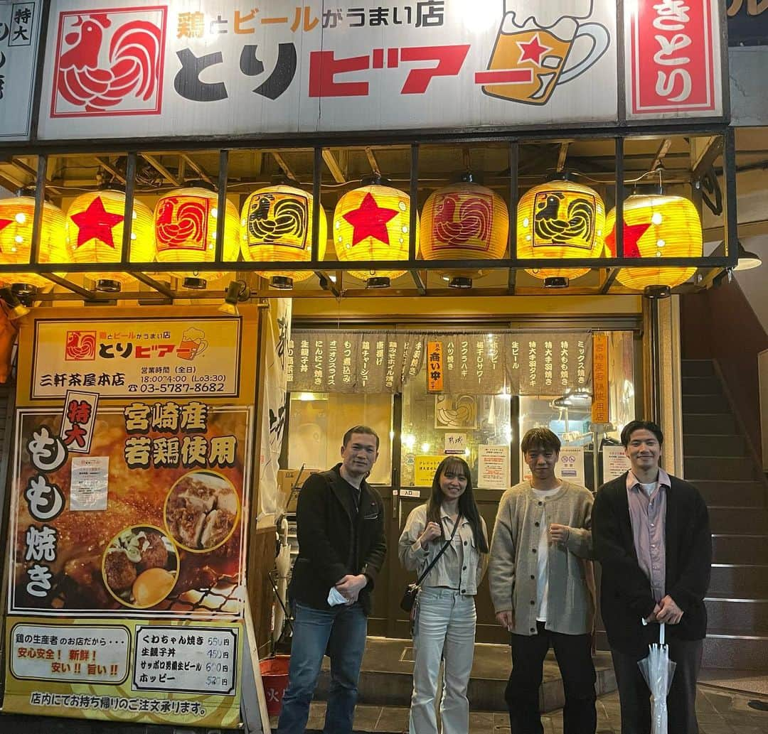 卜部功也のインスタグラム：「松谷兄妹と 「とりビアー三軒茶屋店」 @toribeer.sangenjaya  で食事してきました。  全料理美味しいのでぜひ行ってみてください🐓  明戸さんメガジョッキ何杯も飲んで致死量いってました。 お疲れ様でした。  株式会社エビス商事 @ebisutori」