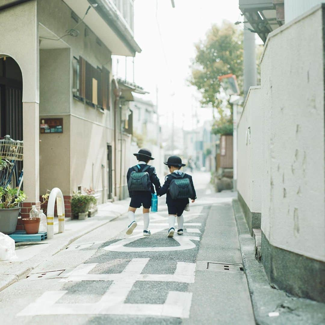 濱田英明のインスタグラム：「Haru and Mina, 2011-2023 #pentax67」