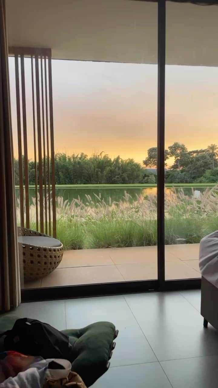 太田エイミーのインスタグラム：「Since the baby wakes up before sunrise everyday, we were lucky to catch this breathtaking sky. Starting the day beautifully. 🌅」